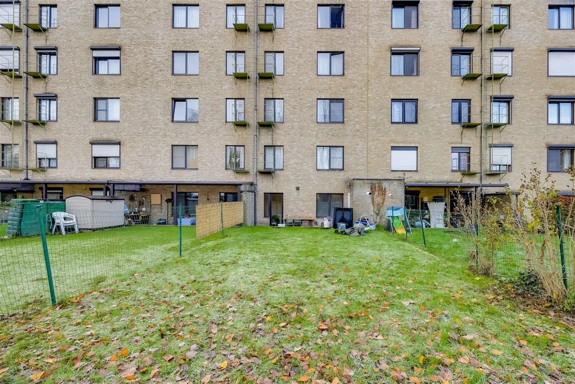 Instapklaar 2 slaapkamer appartement met gezellige tuin foto 18