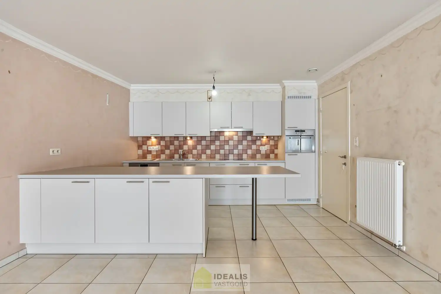 IDEALIS VASTGOED - PRACHTIG  EN LUXUEUS GELIJKVLOERS APPARTEMENT VAN MAAR LIEFST +-122M² IN EEN KLEINSCHALIGE RESIDENTIE MET 2 SLAAPKAMERS, AANGENAME LEEFRUIMTE MET AANSLUITEND KEUKEN MET KEUKENEILAND, BADKAMER VOORZIEN VAN BAD EN DOUCHE, ZEER RUIME GARAGE (+-28M²) EN TERRAS MET AANGELEGDE TUIN . Zeer geschikt voor kandidaten op zoek naar betaalbare woonruimte in zeer goede staat vlak bij de stadskern van Bree! foto 10