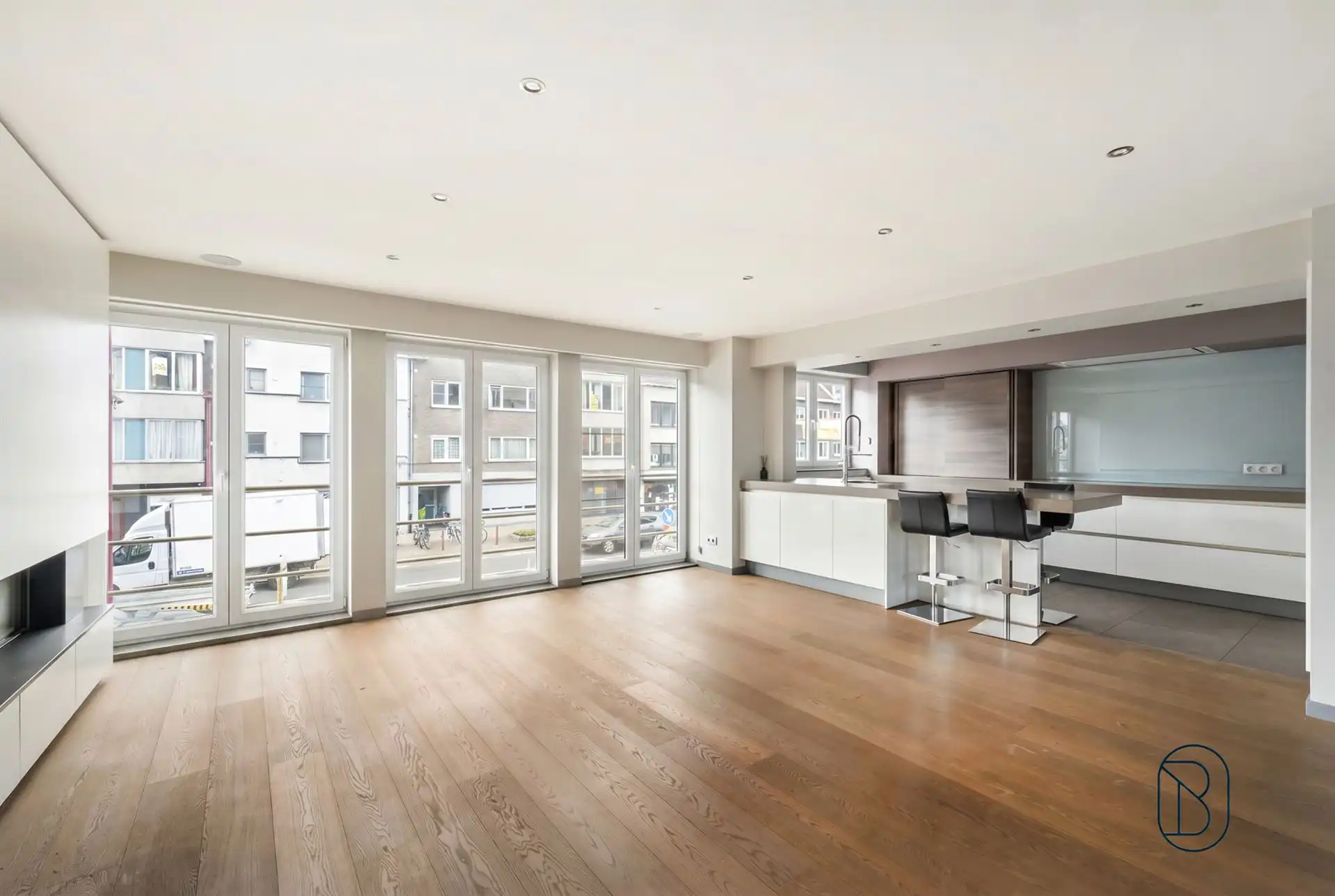 Topgelegen handelspand met luxueus duplex appartement foto 3