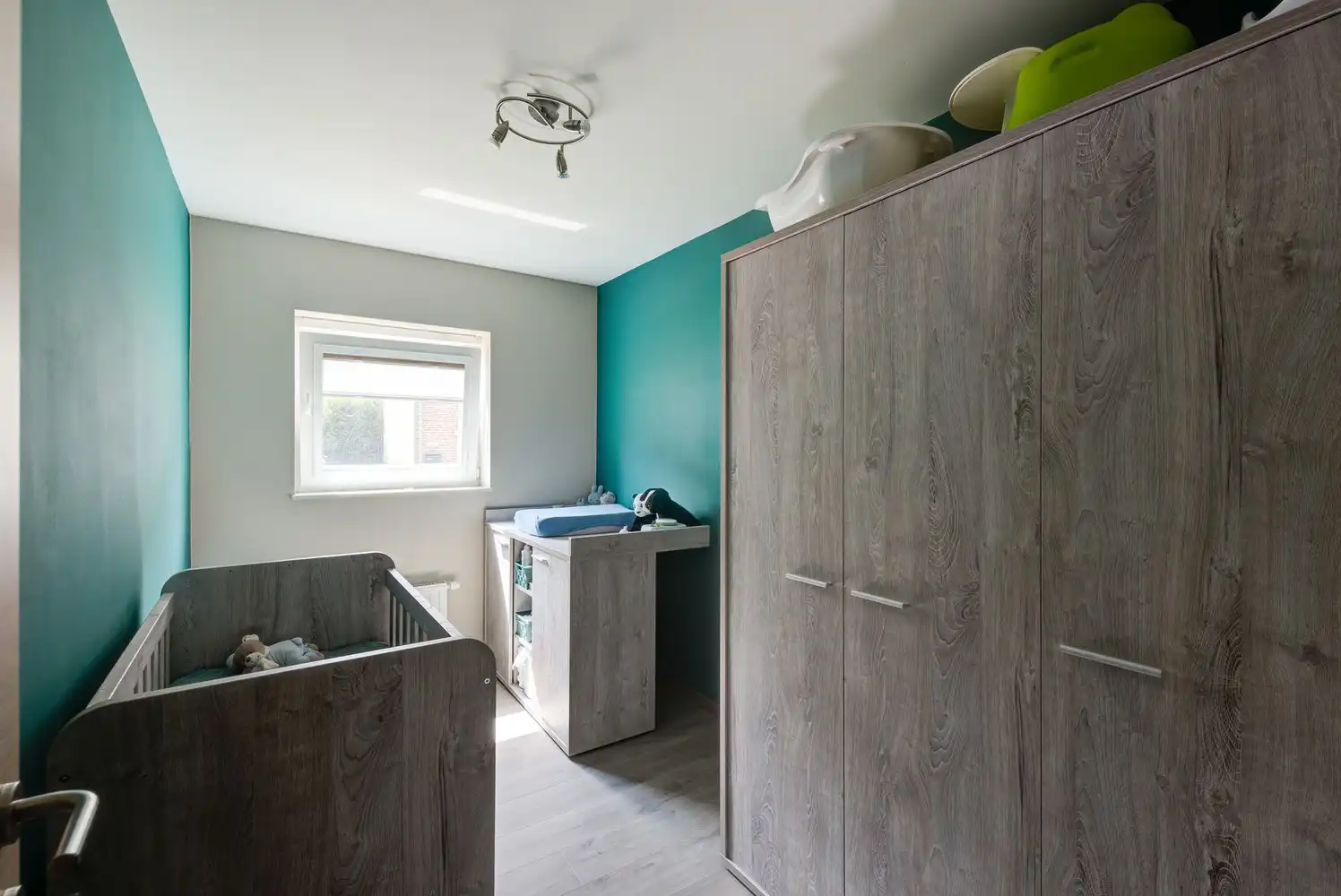 GELIJKVLOERS APPARTEMENT MET 2 SLAAPKAMERS, 2 AUTOSTAANPLAATSEN EN RUIM TERRAS TE BEVERST foto 14