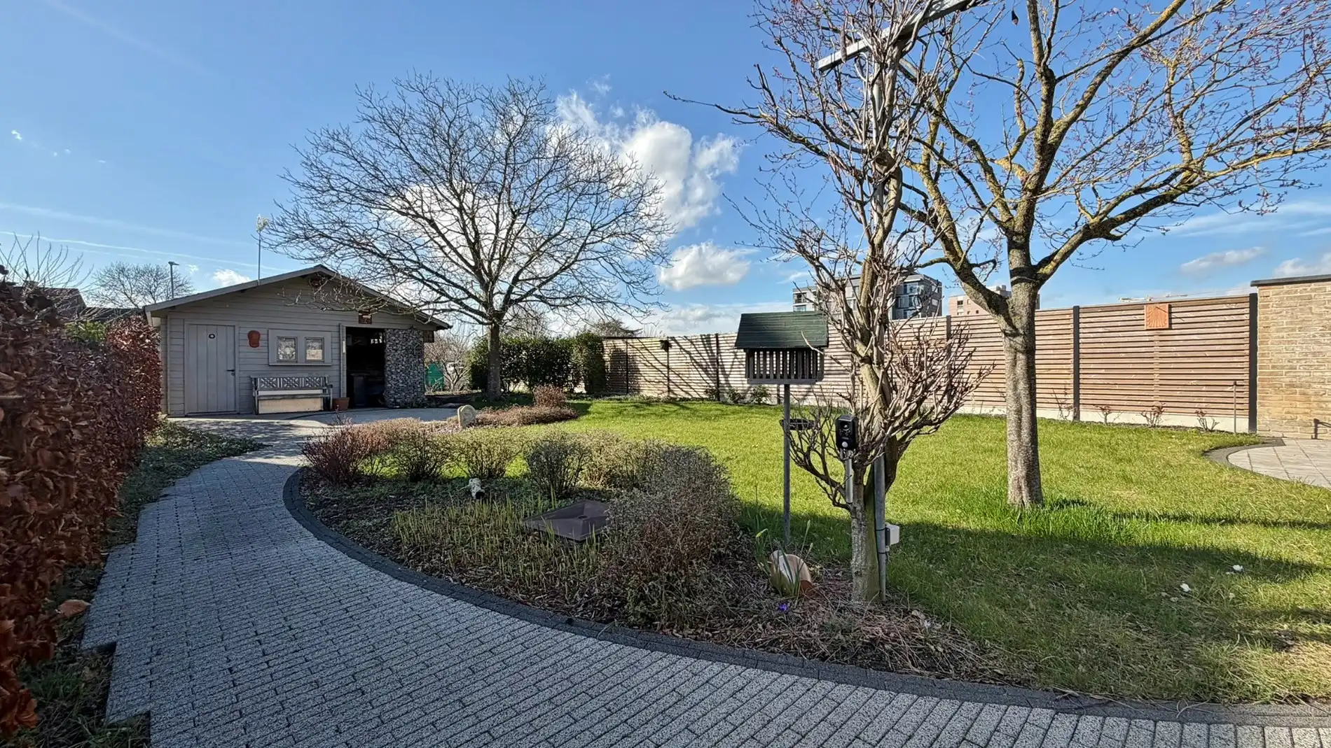 Halfopen bebouwing in rustige, kindvriendelijke straat met garage en zonnige tuin.  foto 17