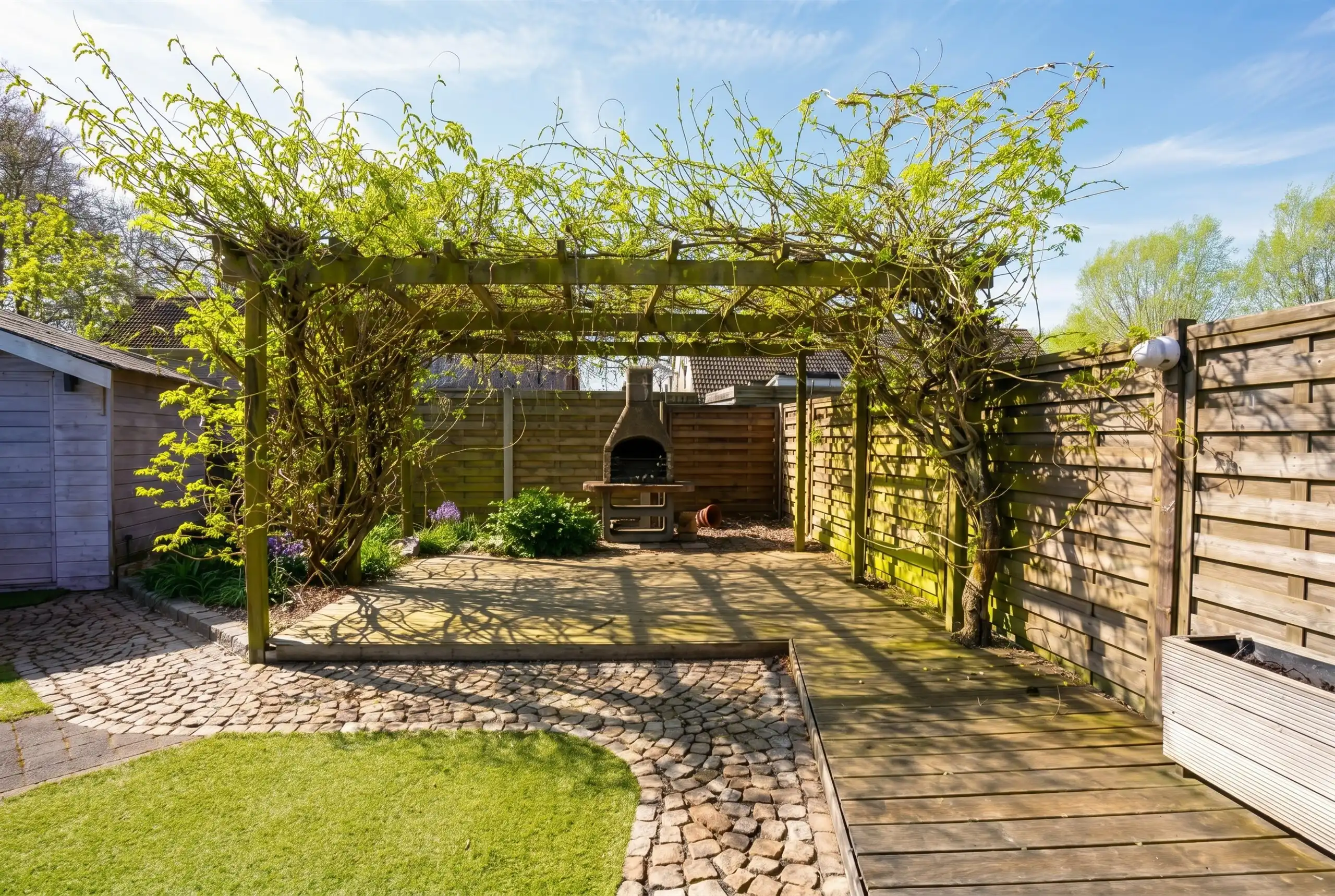 Prettig gelegen halfopen woning met garage en tuin foto 3