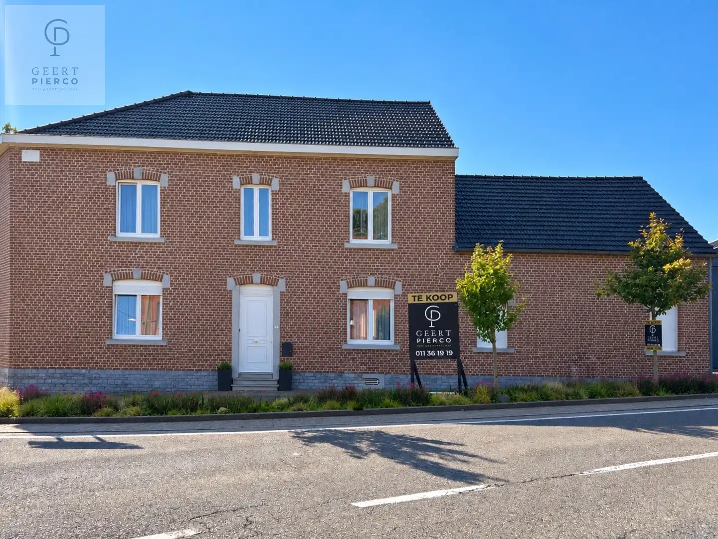 Hoofdfoto van de publicatie: Ruime woning met binnenkoer, stallingen en tuin vlakbij oprit van E40.