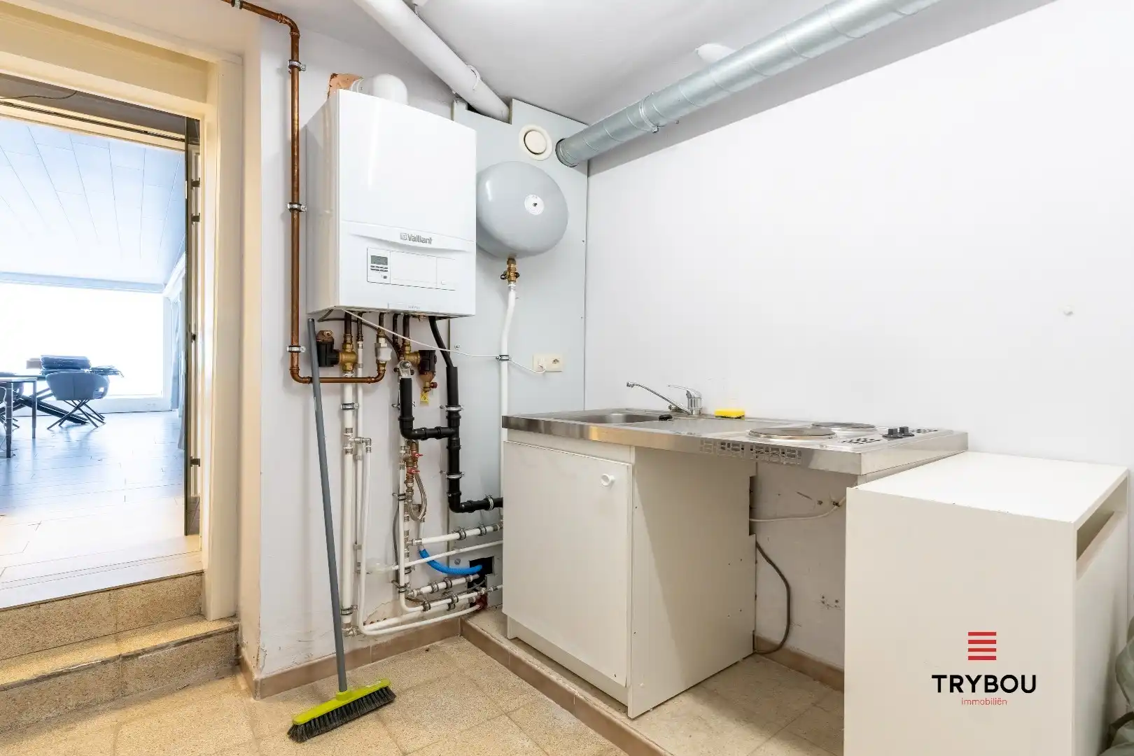 Ruime en instapklare kantoorruimte in centrum Houthulst - extra mogelijkheid tot aankoop bovenstaand appartement!  foto 7