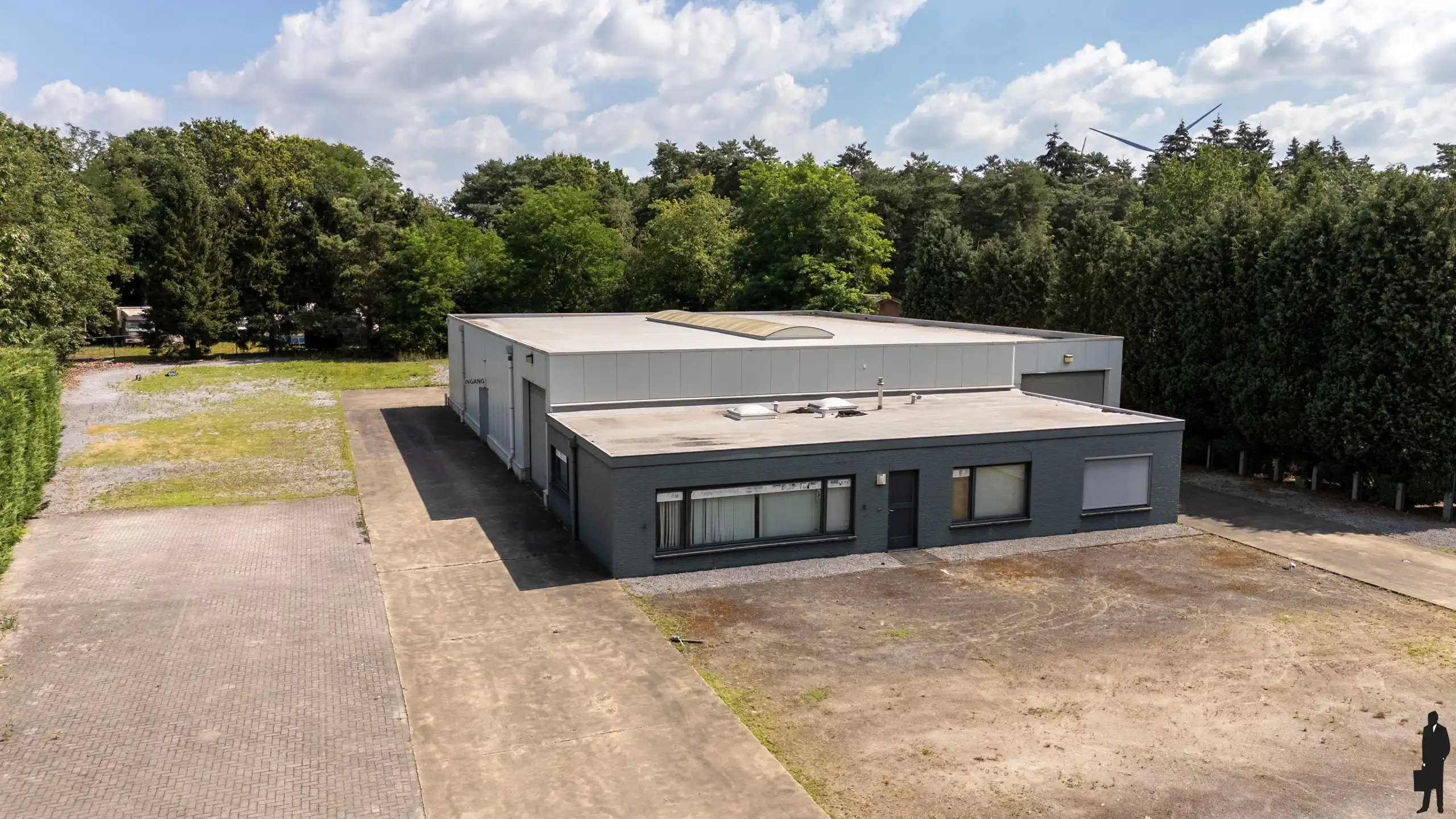 Magazijn met kantoren op ca. 4.425 m² foto {{pictureIndex}}