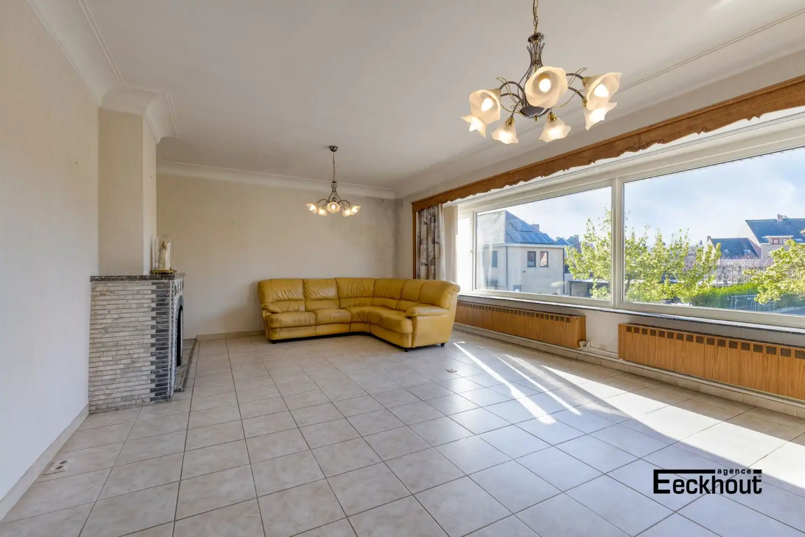 Zeer ruime woning boordevol potentieel met grote garages en mooi open zicht! foto 5