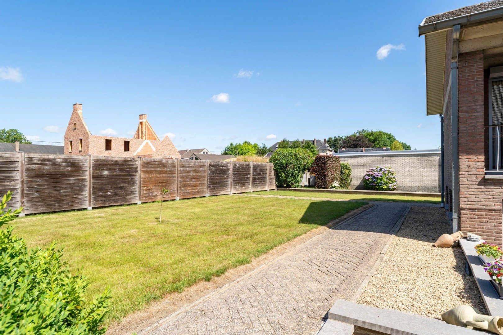 Uitstekend onderhouden vrijstaande bungalow woning op 6a 47ca in een gegeerde woonbuurt vlakbij het centrum van Bilzen foto 3