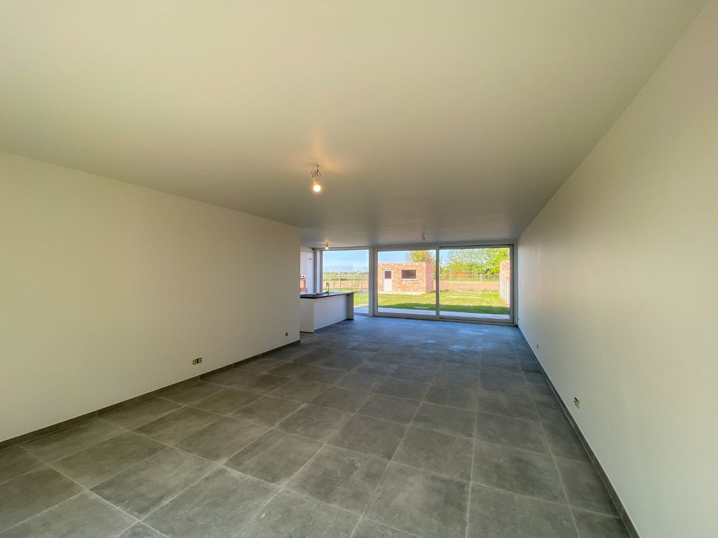 Prachtige nieuwbouwwoning met 3 slaapkamers, carport en tuin met tuinberging. foto 4