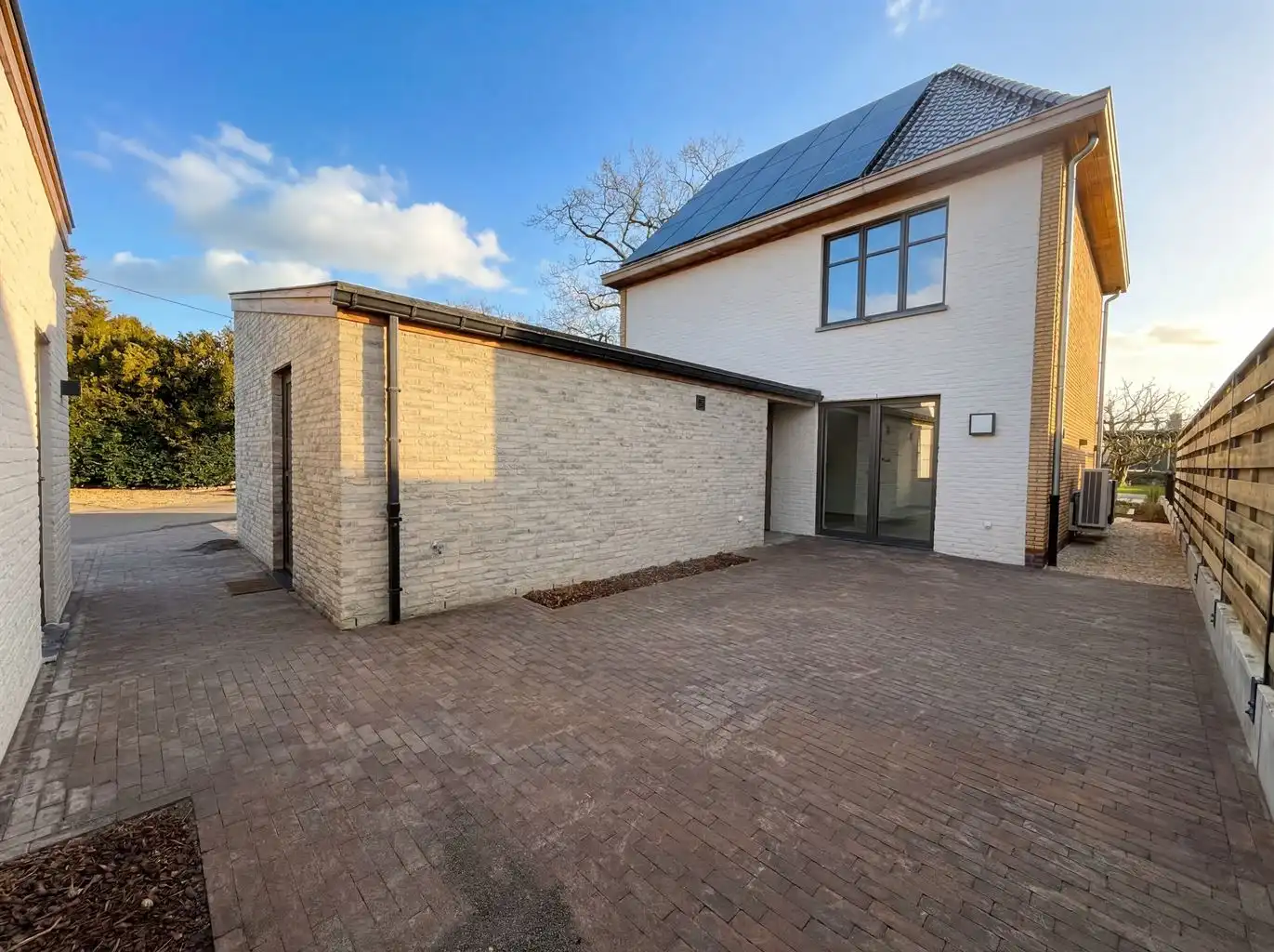 Prachtige, volledig gerenoveerde woning met 3 slaapkamers, vrijstaande garage, omheinde tuin en 20 zonnepanelen in Kinrooi.  foto 26