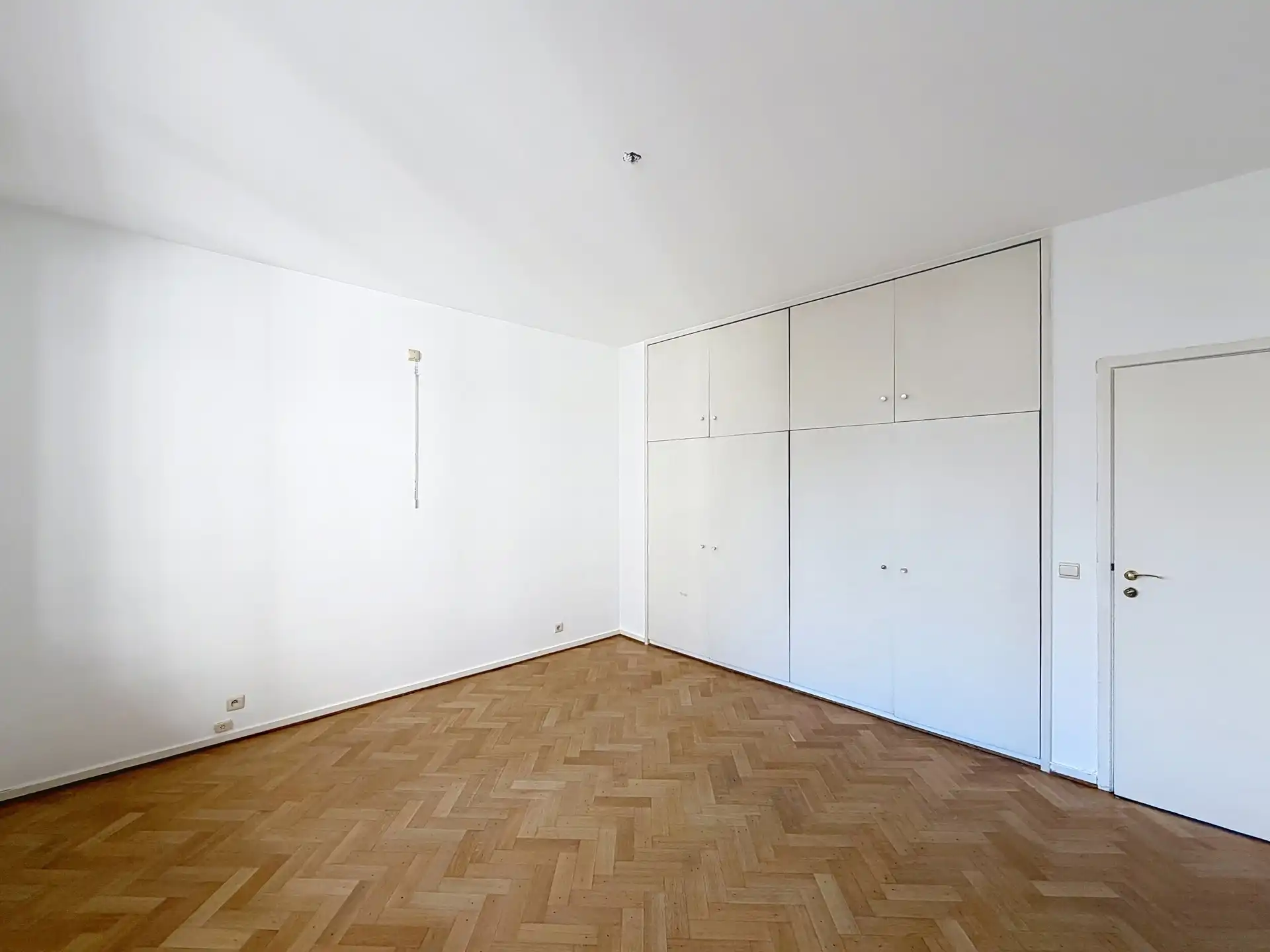 JUSTITIEPALEIS – Mooi 2-slaapkamerappartement met parking! foto 9