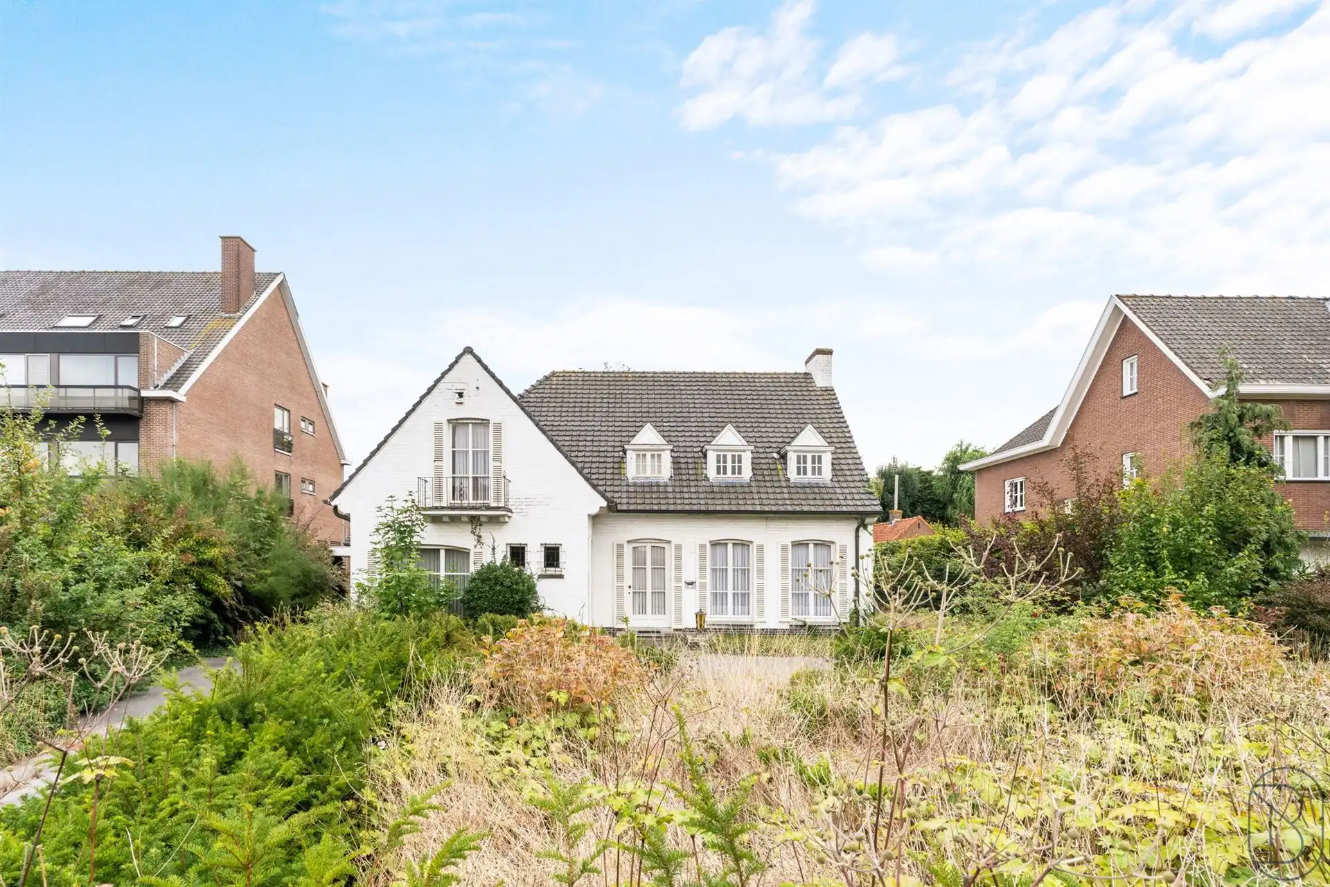 Te renoveren/af te breken villa met vergunning voor 8 app. foto 3