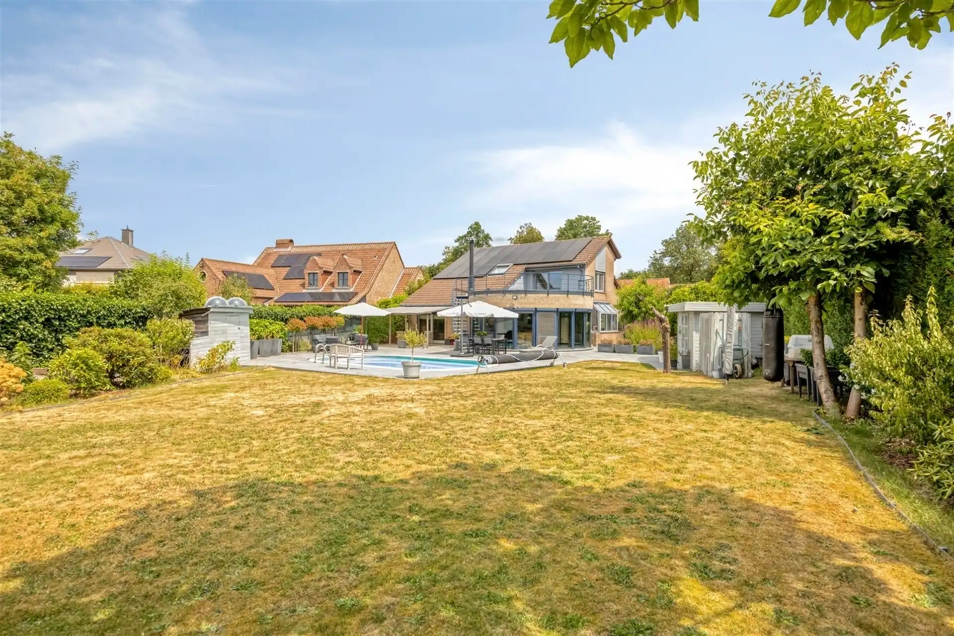 Villa met zwembad in rustige straat foto 28