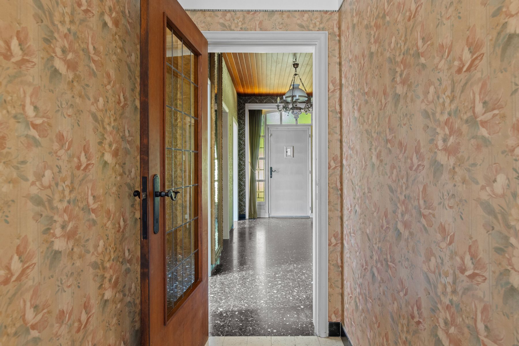 Geheel te renoveren / te slopen woning in residentiële wijk foto 11