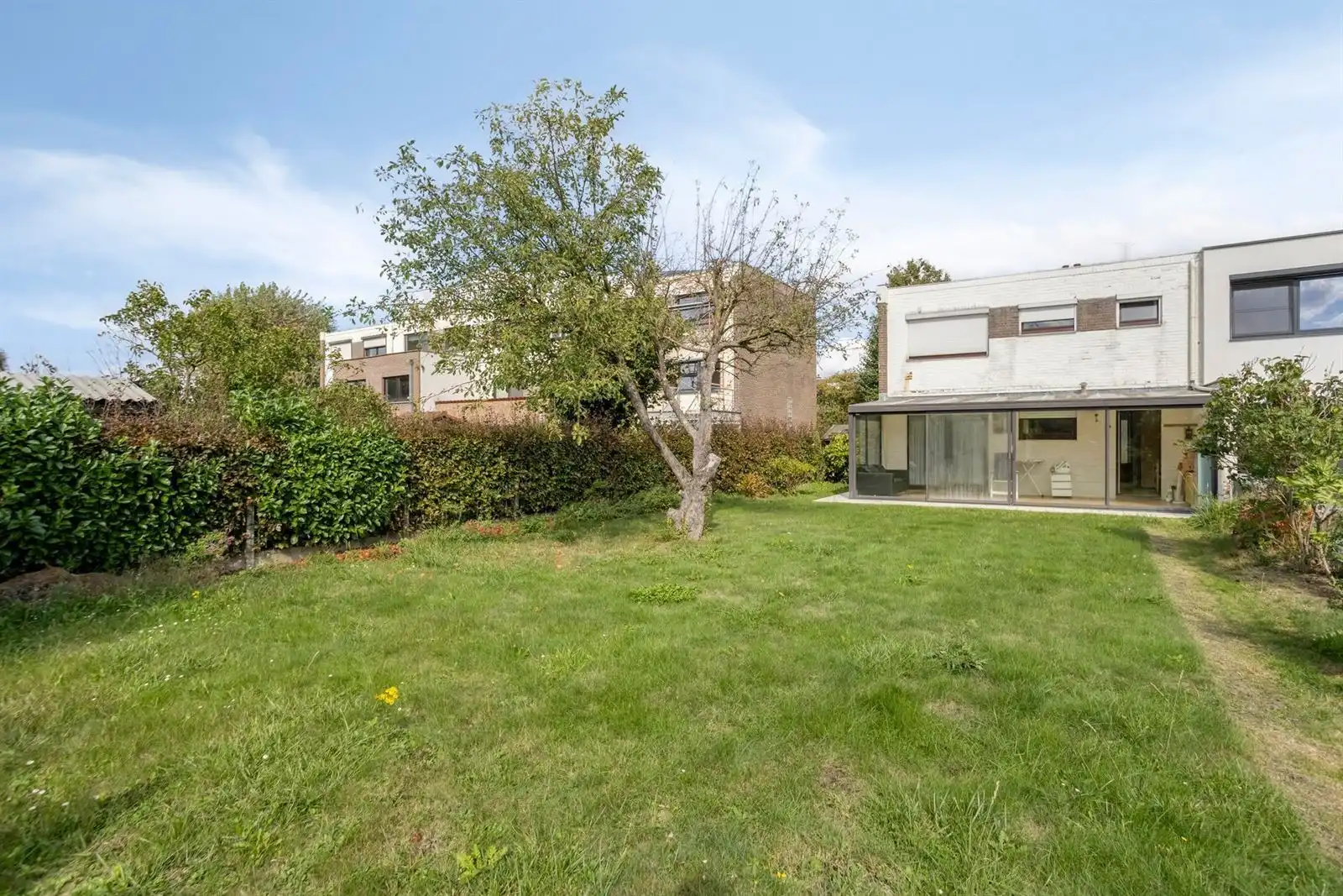 3-gevelwoning met 3 slaapkamers, garage en tuin foto 3