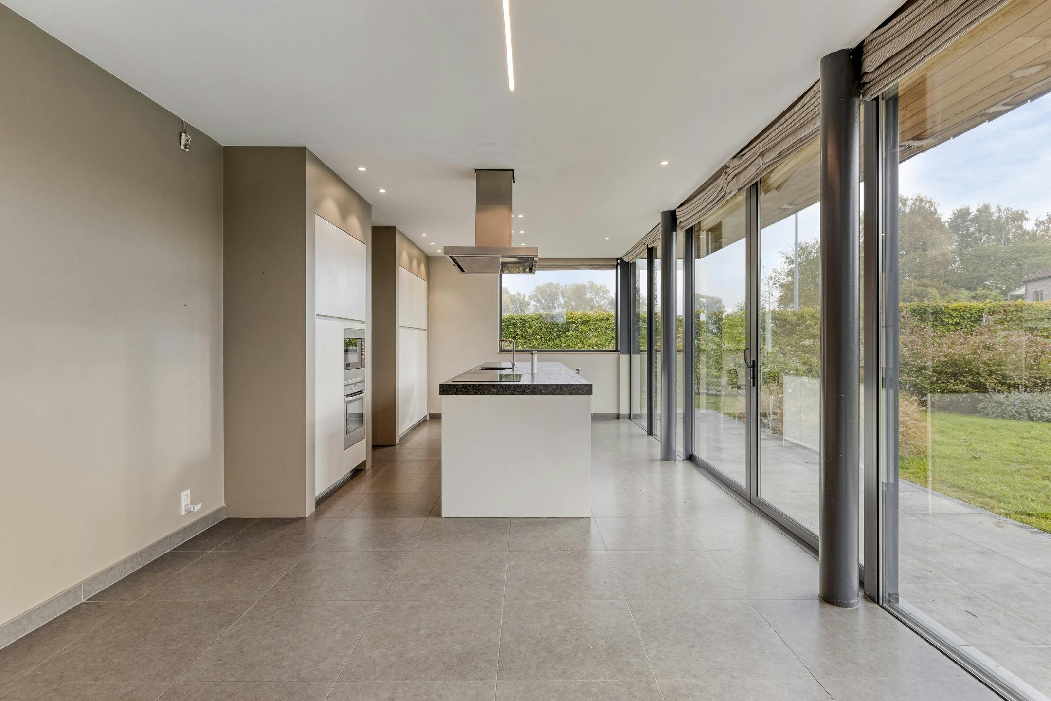 Instapklaar huis met 4 slaapkamers en ruime tuin in Kluisbergen foto 2