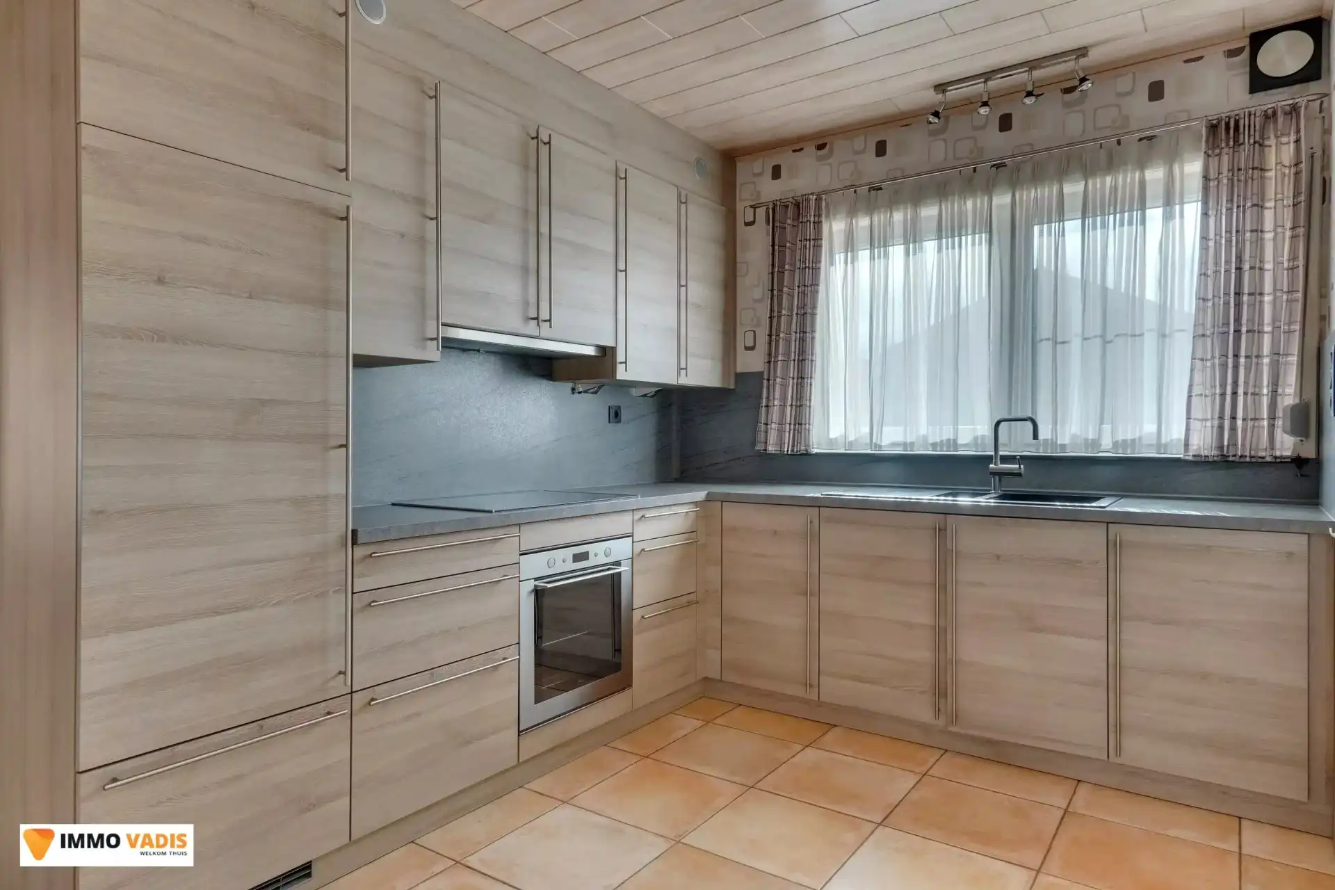 Goed onderhouden vrijstaande woning, met 3 slaapkamers, tuin en inpandige garage foto 3