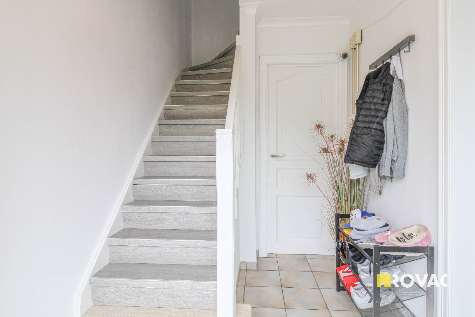 Rustig gelegen rijwoning met tuin en garage! foto 2