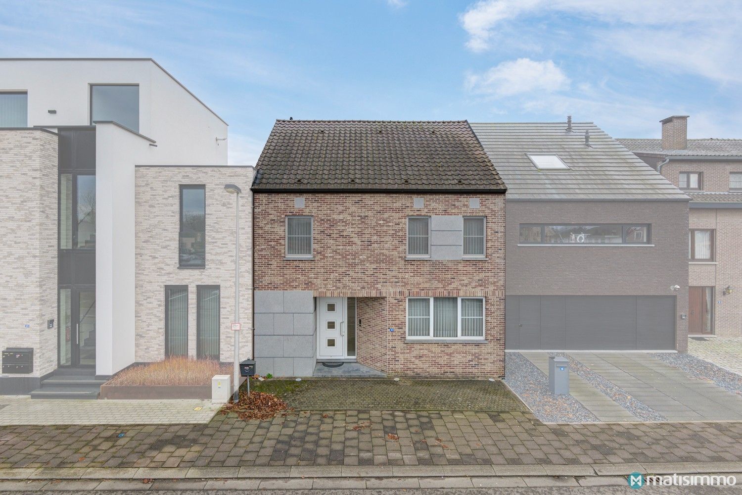 TUSSENWONING MET 3 SLAAPKAMERS, TUIN EN VRIJSTAANDE GARAGE IN BILZEN-CENTRUM foto {{pictureIndex}}