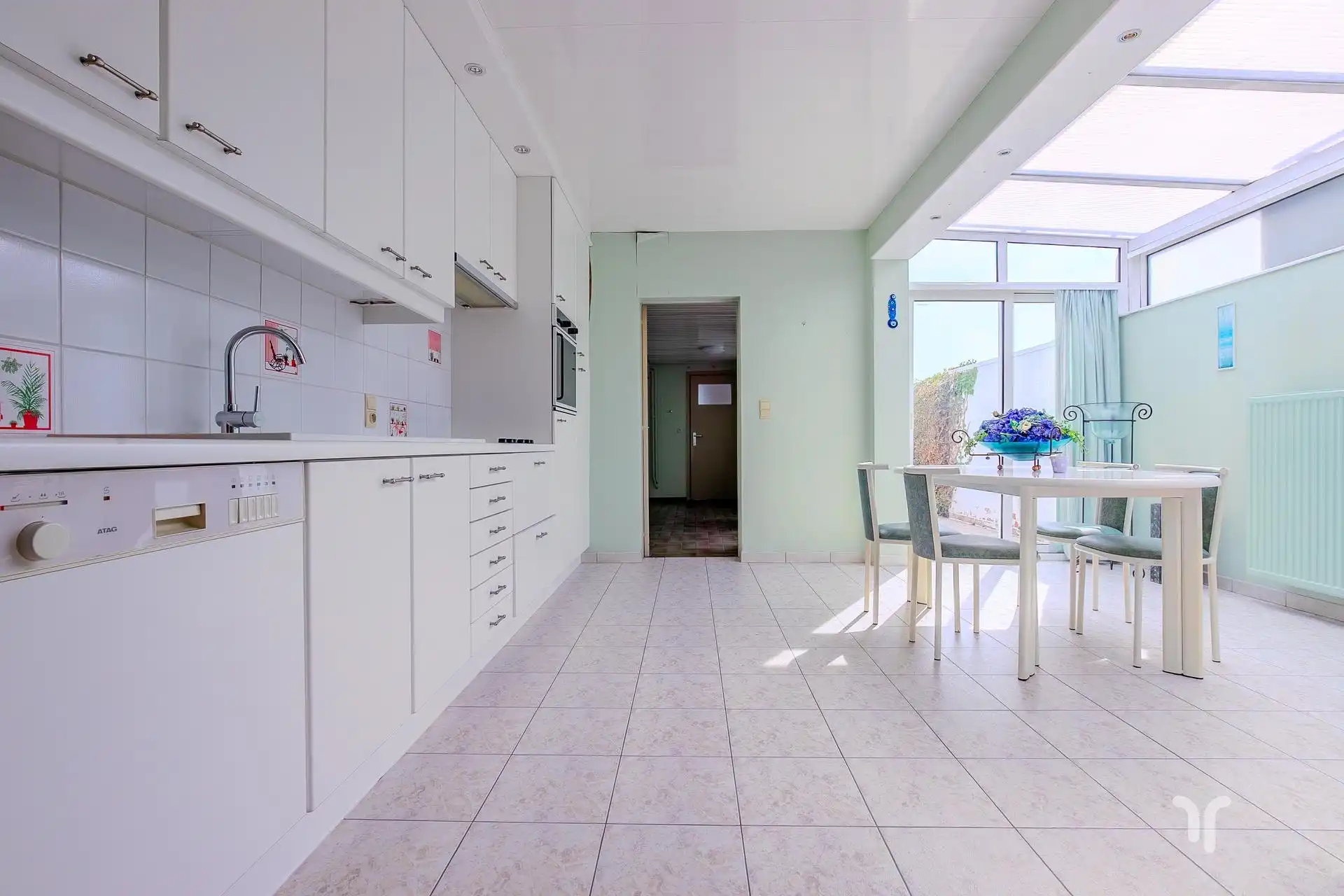 Verzorgde, op te frissen, rijwoning op centrale ligging met 3 slaapkamers. foto 3