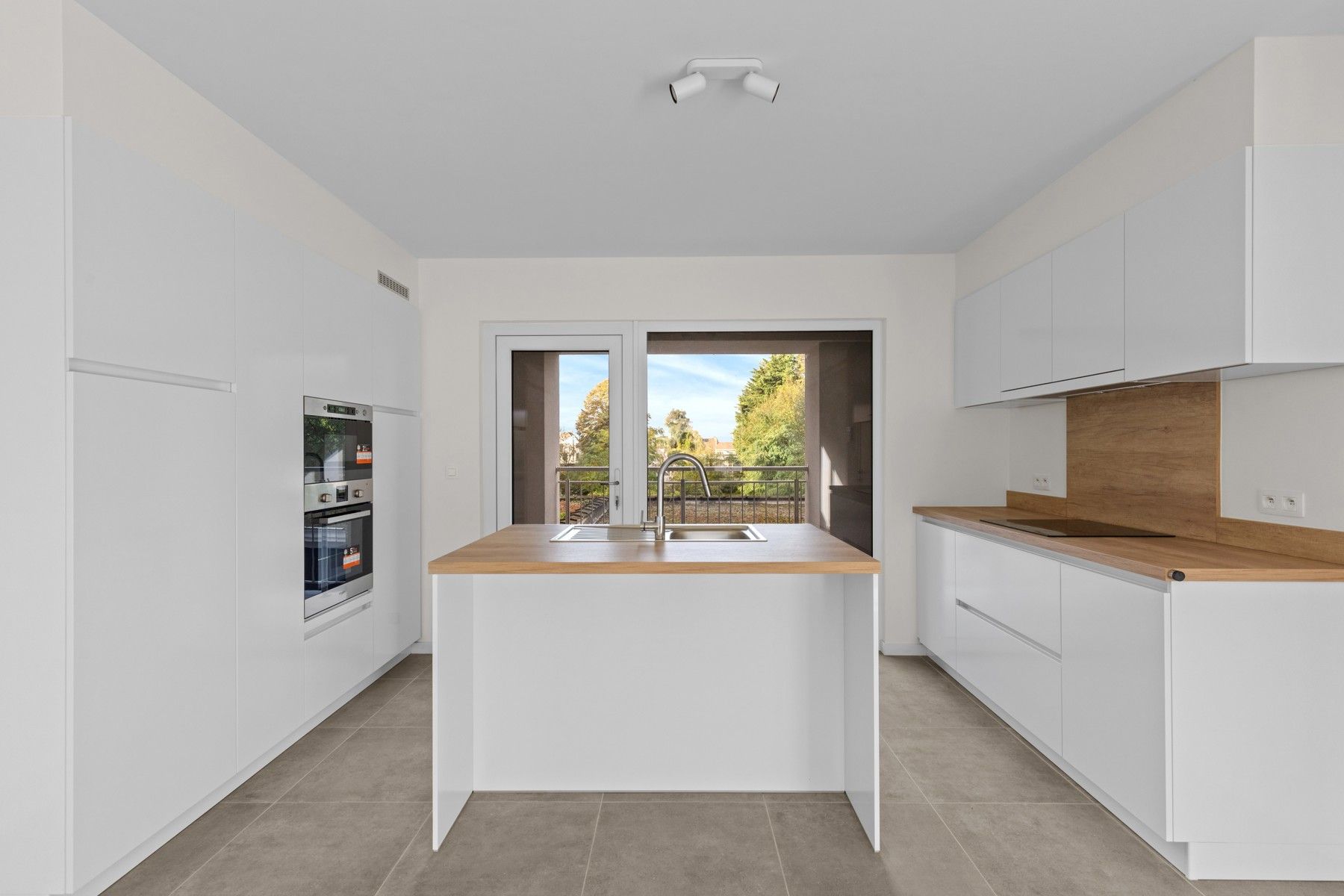 Volledig gerenoveerd appartement met dubbele garage in Ronse foto {{pictureIndex}}