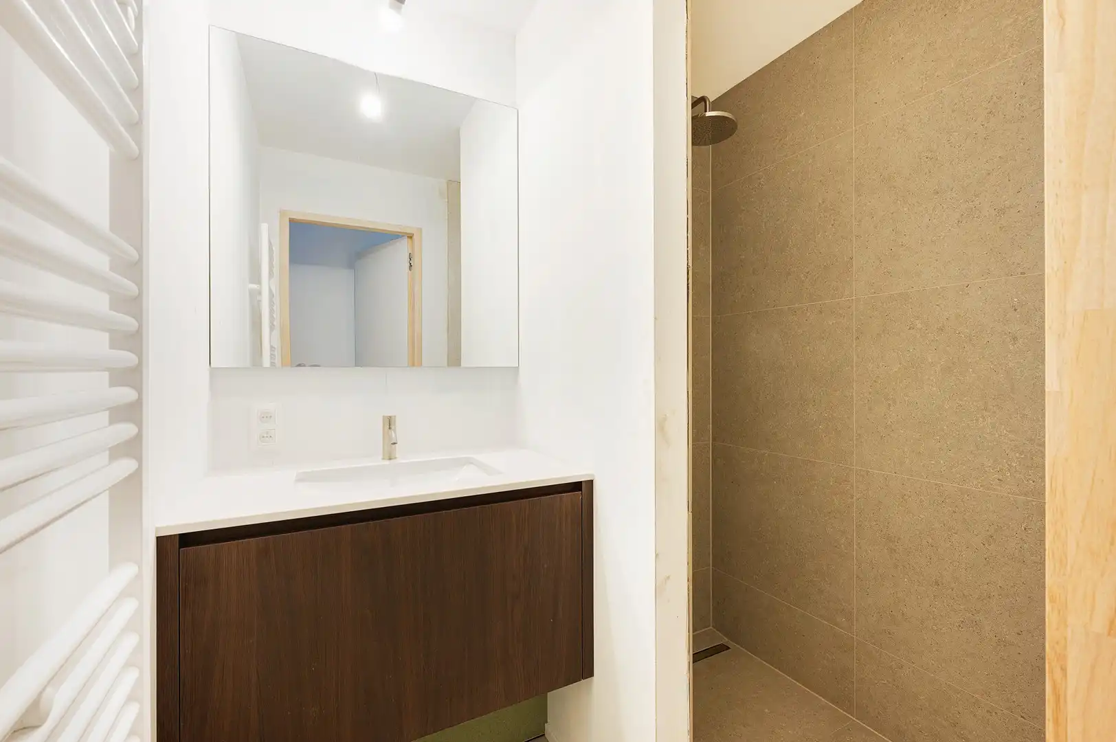 Prachtig nieuwbouwappartement met 2 slaapkamers gelegen op de gelijkvloerse verdieping. foto 12