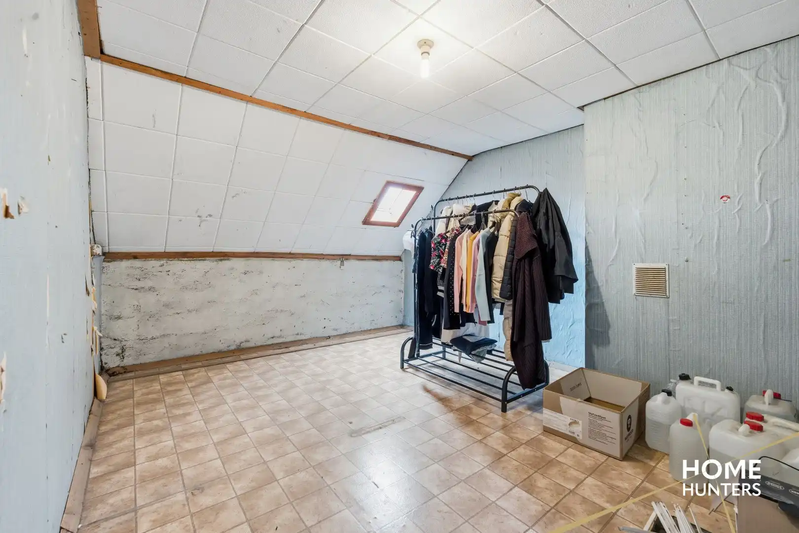 Te renoveren woning met 3 slaapkamers en ruime garage in Vlamertinge foto 16