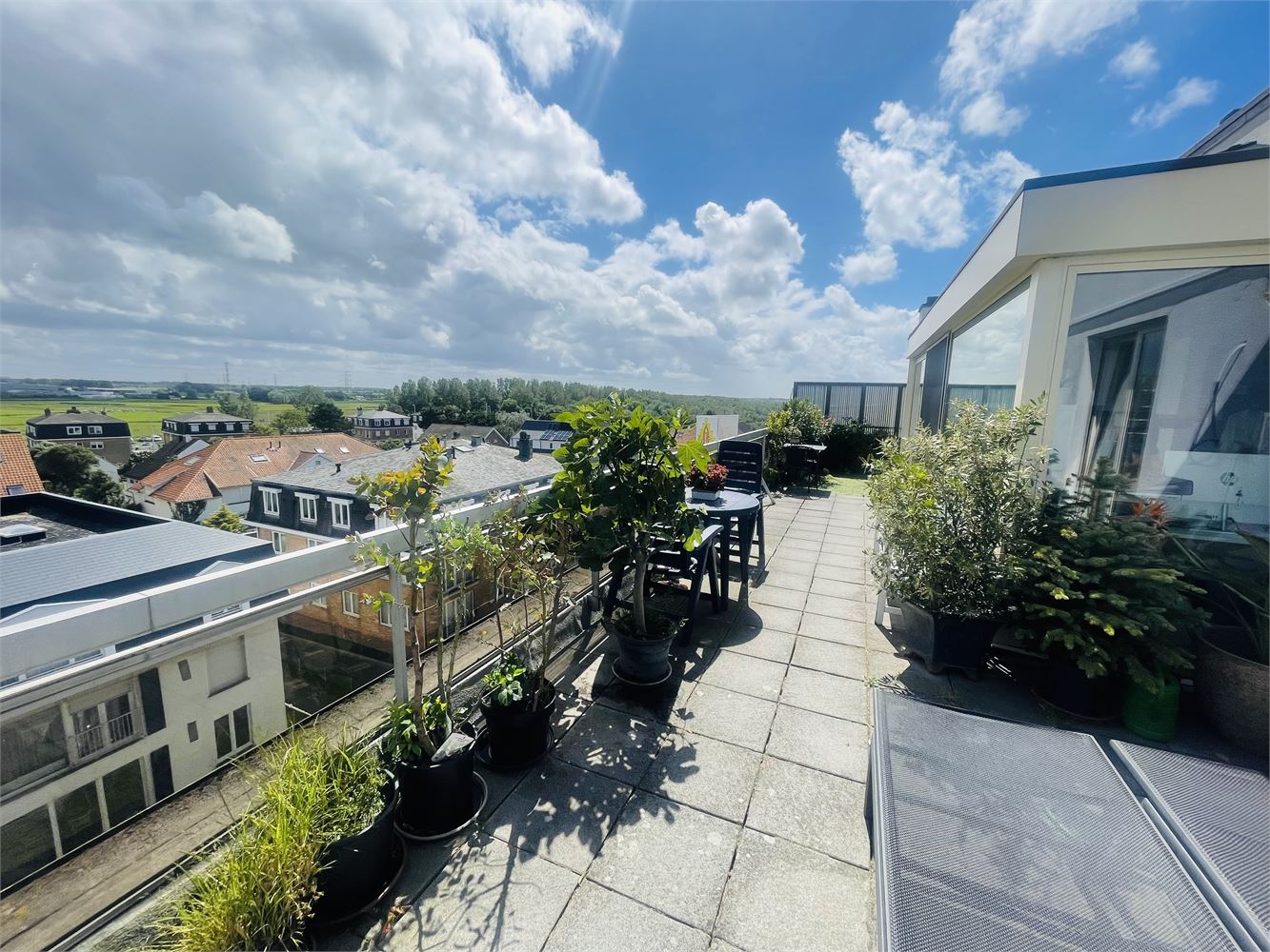 Toplocatie  Zeebrugge, op 50 meter van het STRAND,  Totaal vernieuwde ruime PENTHOUSE 132m² met TERRAS 36m² op het zuiden, 4 slaapkamers,2 badkamers, 4 jaar geleden gerenoveerd.  Gans de dag zon, van zonsopgang tot zonsondergang. foto 2