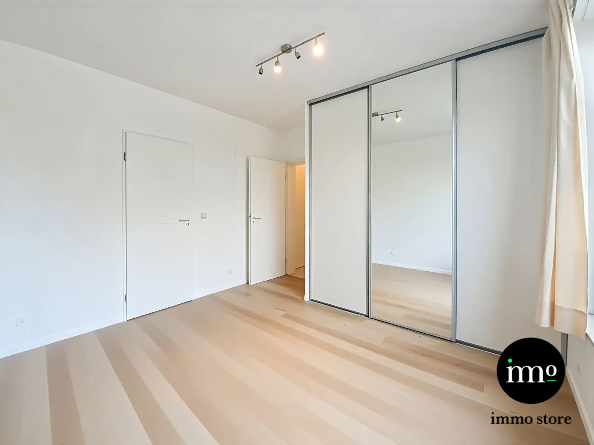 Lichtrijk 1-slaapkamerappartement met parking – Tour & Taxis foto 6