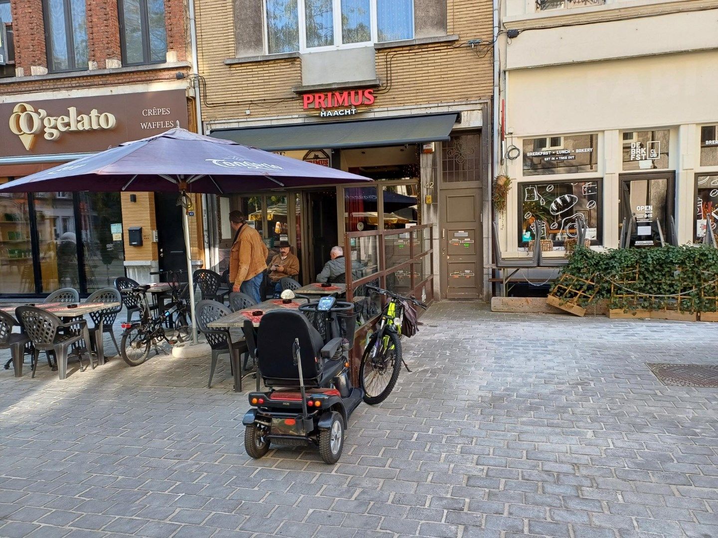 Legendarisch café aan het Neuzenplein foto 2