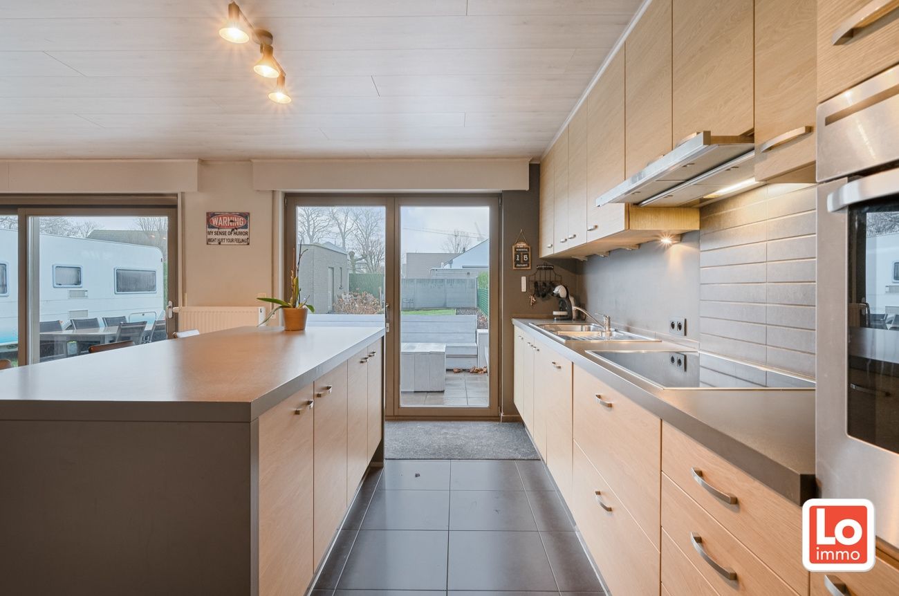 VERKOCHT!! Instapklare halfopen woning met afzonderlijke garage op toplocatie in hartje Lochristi! foto 9