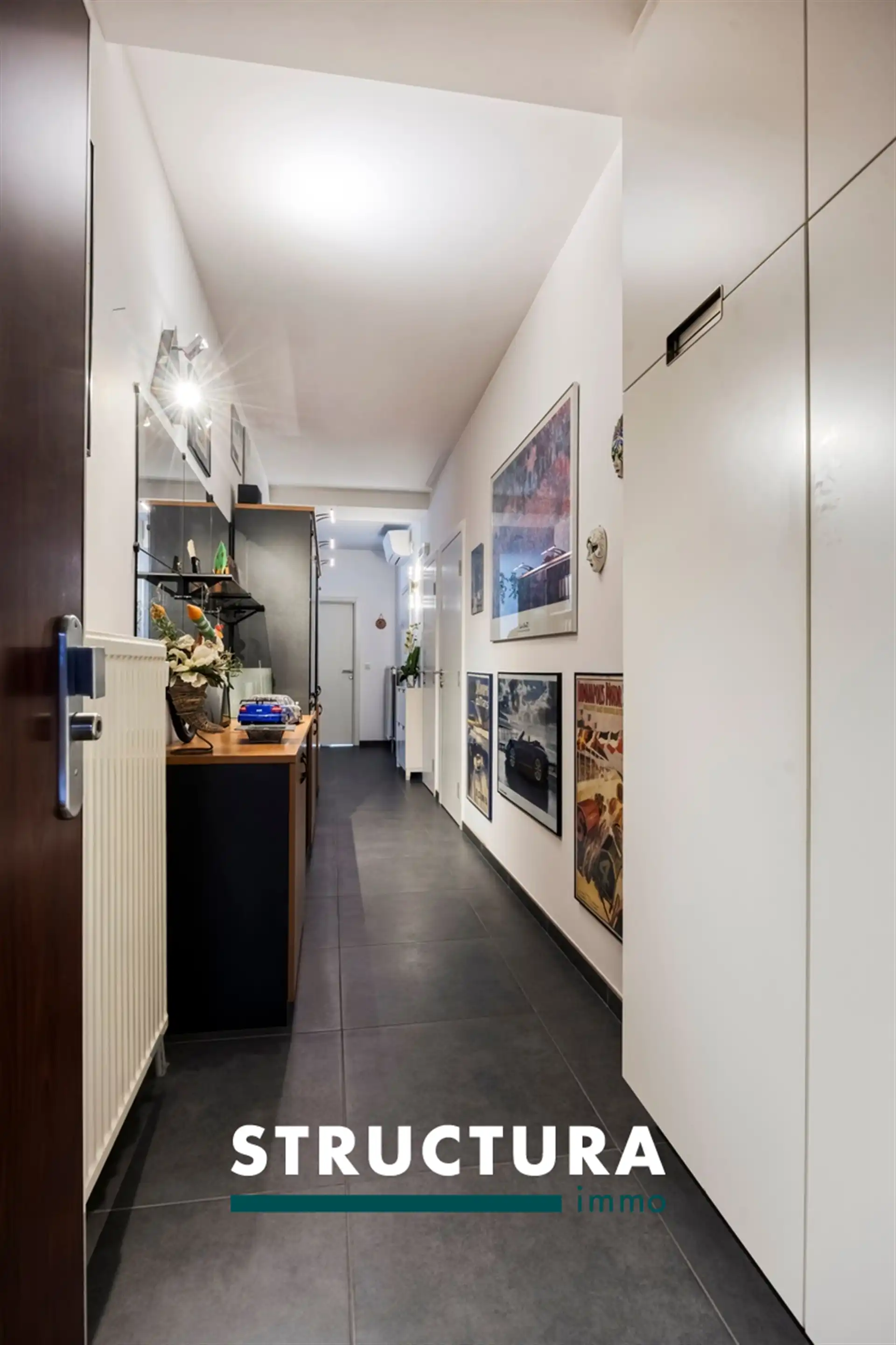 Ruim en lichtrijk appartement met 2 slaapkamers foto 3