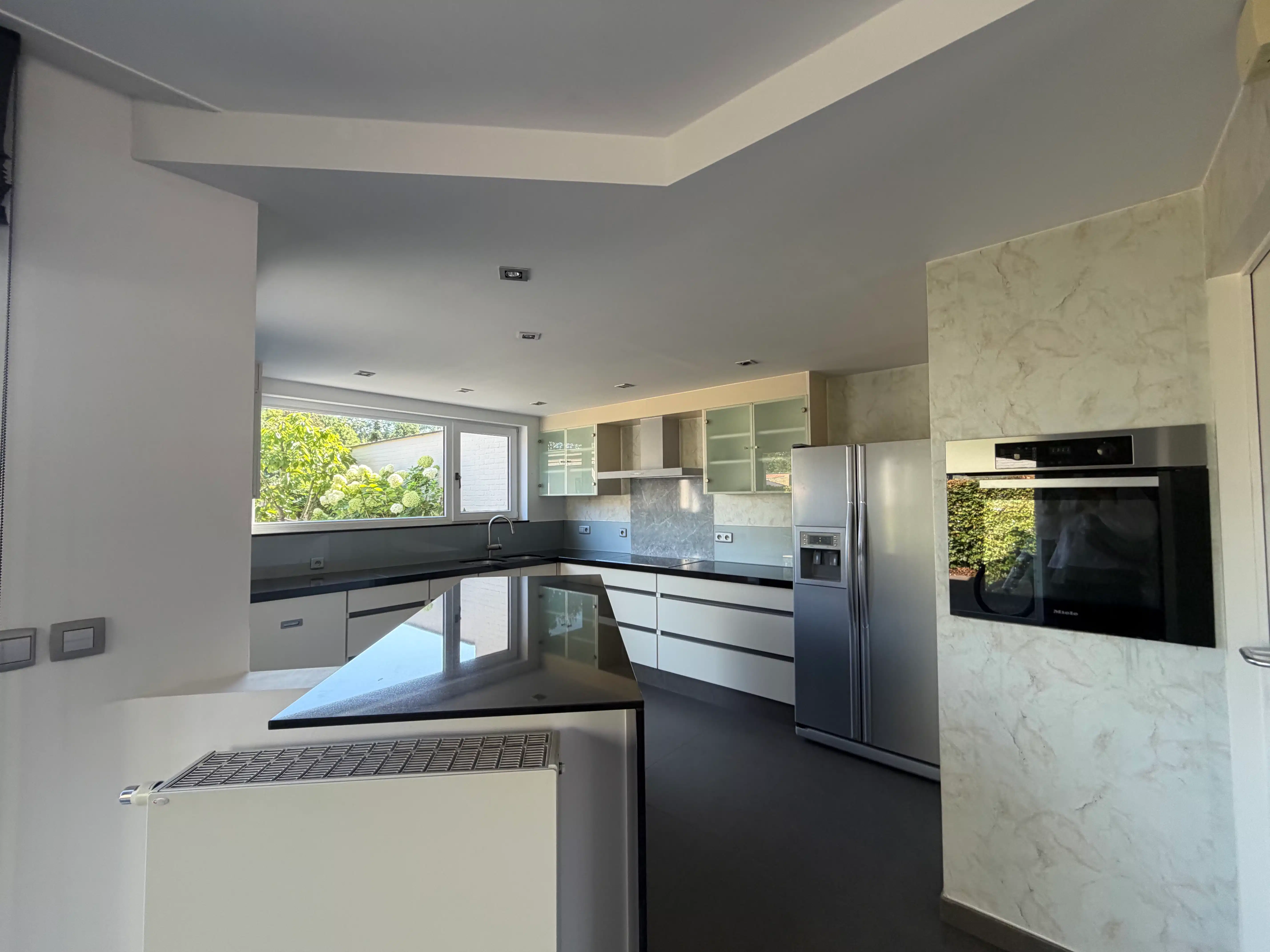 Halfopen woning met 3 slaapkamers, tuin en carport foto 5