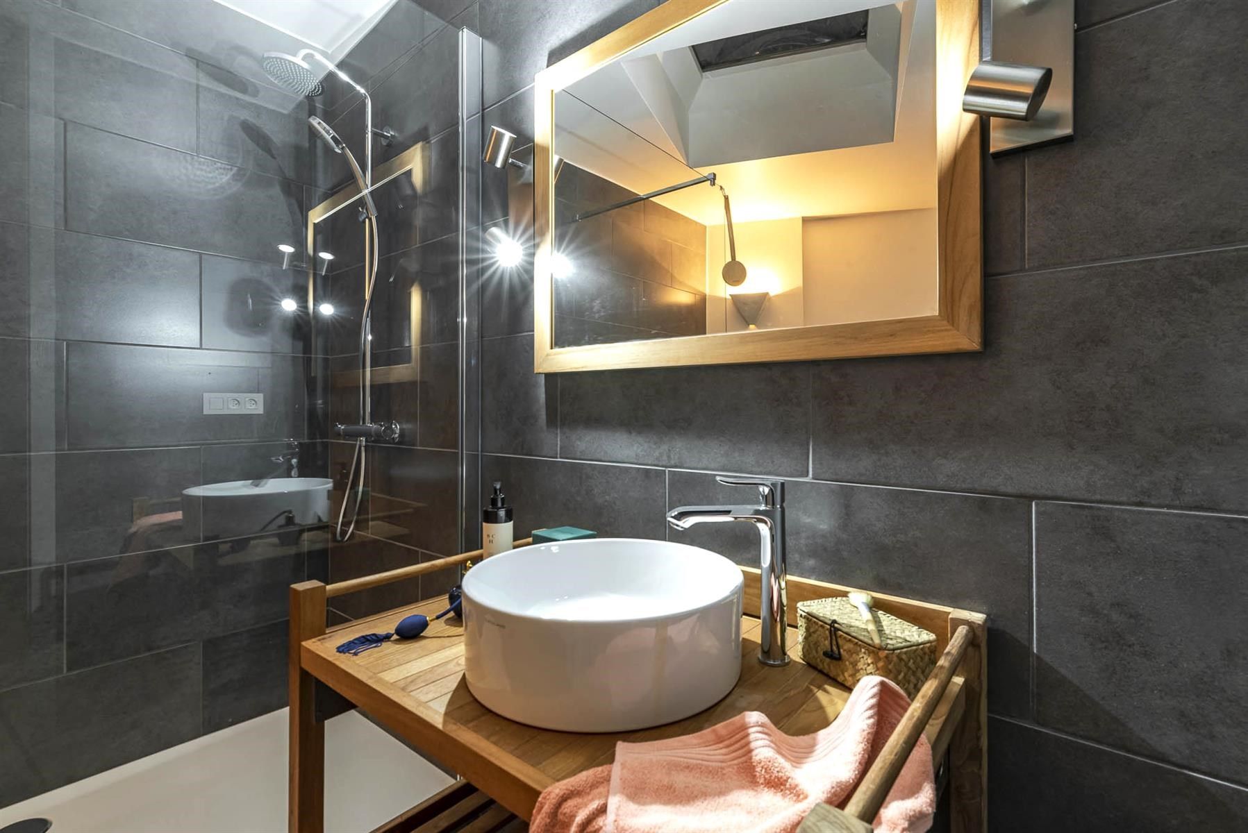Lichtrijk en gerenoveerd hoekappartement aan Mechelsplein foto 13