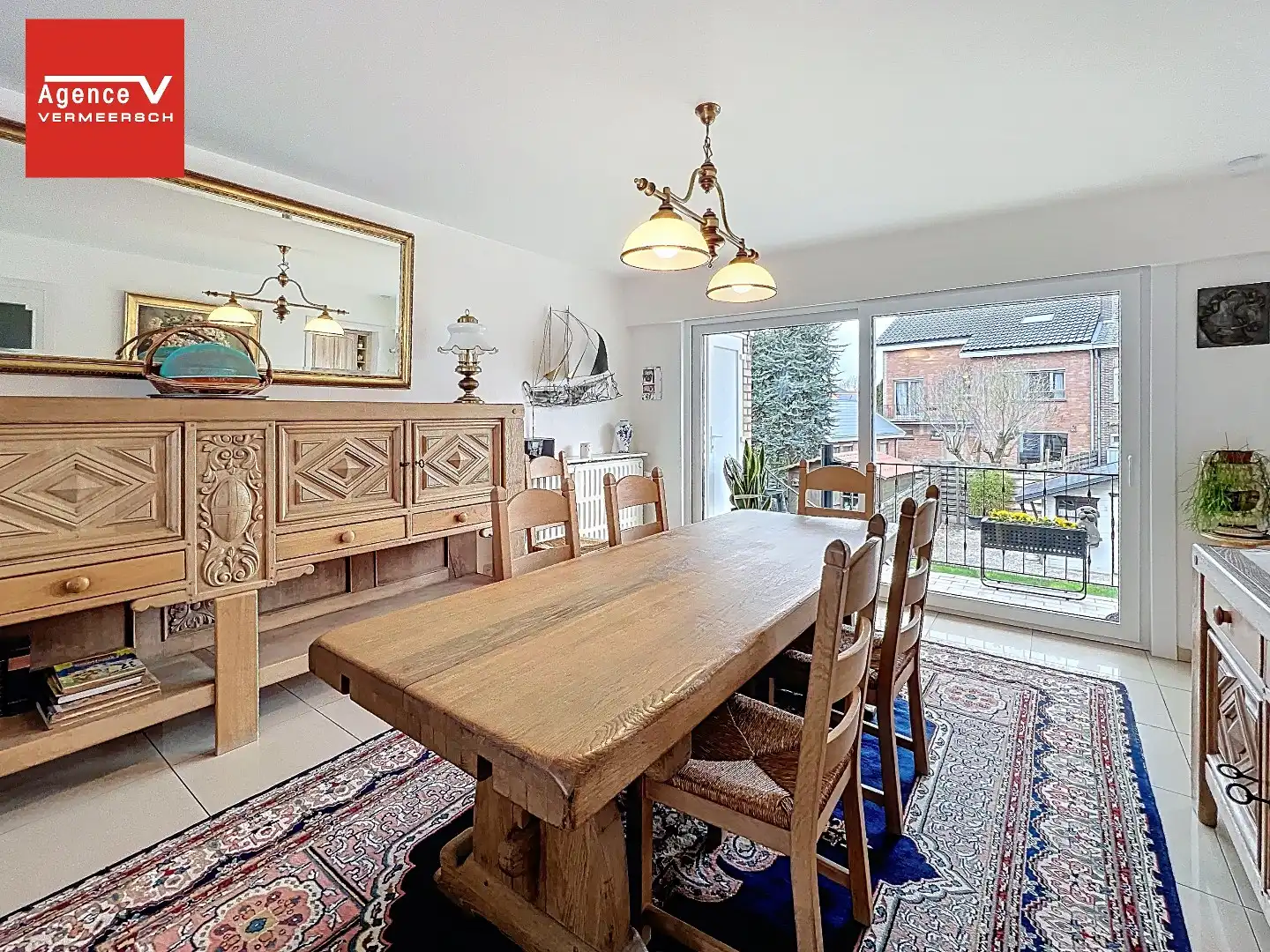 Verkocht ruim boven vraagprijs! Instapklare ruime bel-etagewoning met oprit, inpandige garage en zonnige tuin. foto 2