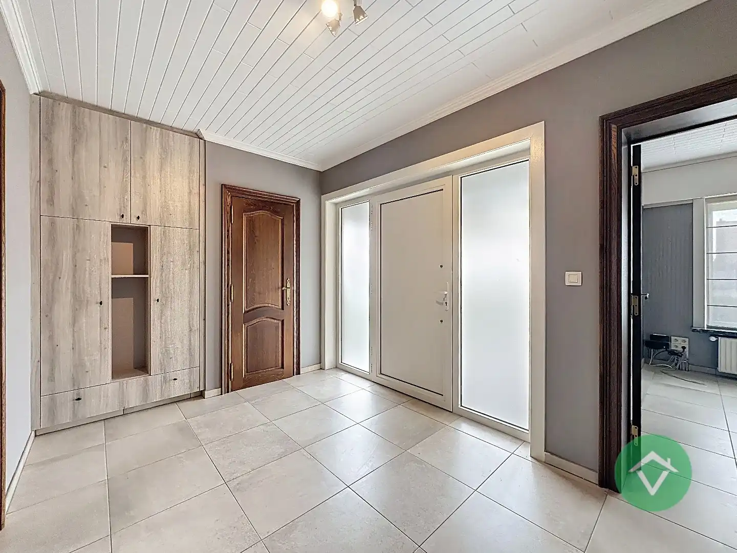 Statige bungalow op 1.811m² met landelijk zicht, drie slaapkamers en twee garages te Ichtegem foto 3