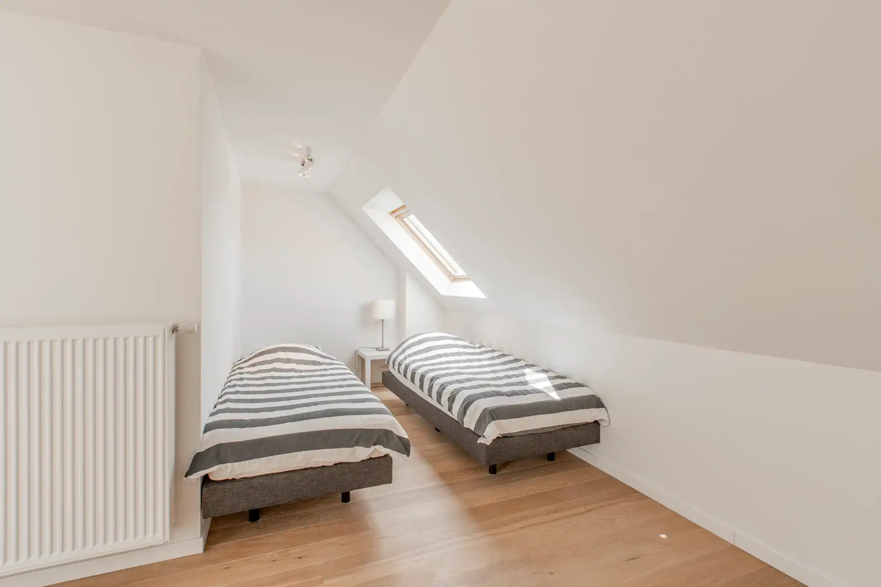 Uitzonderlijk ruim en modern gemeubelde triplex met zonneterras foto 14