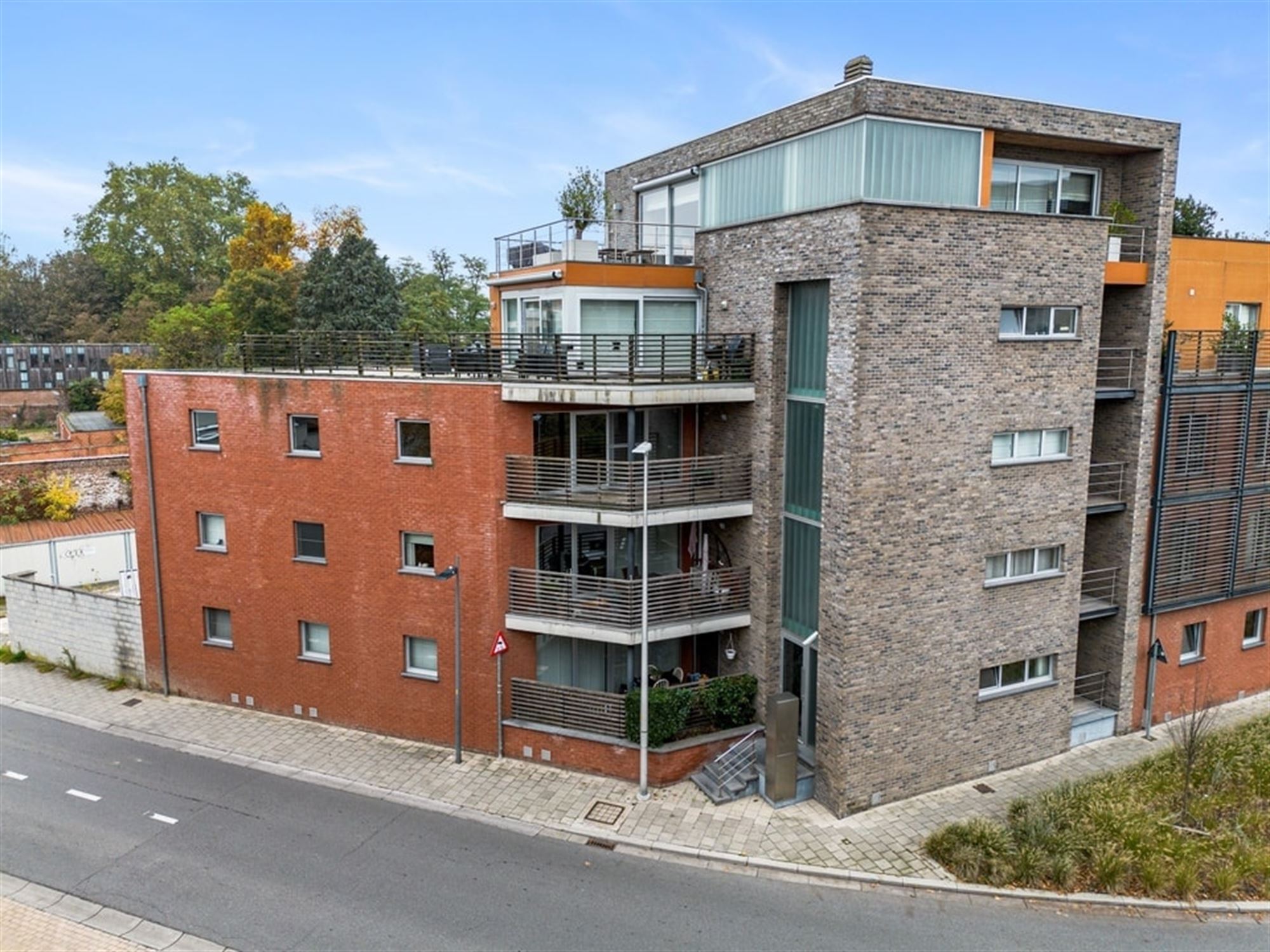 GEZELLIG 2-SLK APPARTEMENT MET TERRAS VLAKBIJ HET CENTRUM VAN SINT-TRUIDEN  foto 3