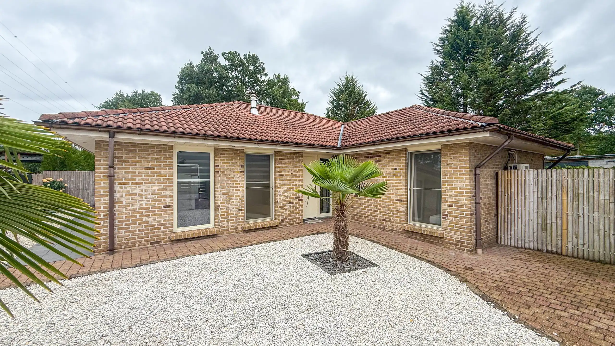 Hoofdfoto van de publicatie: Gelijkvloerse woning met ruim magazijn en zwembad!