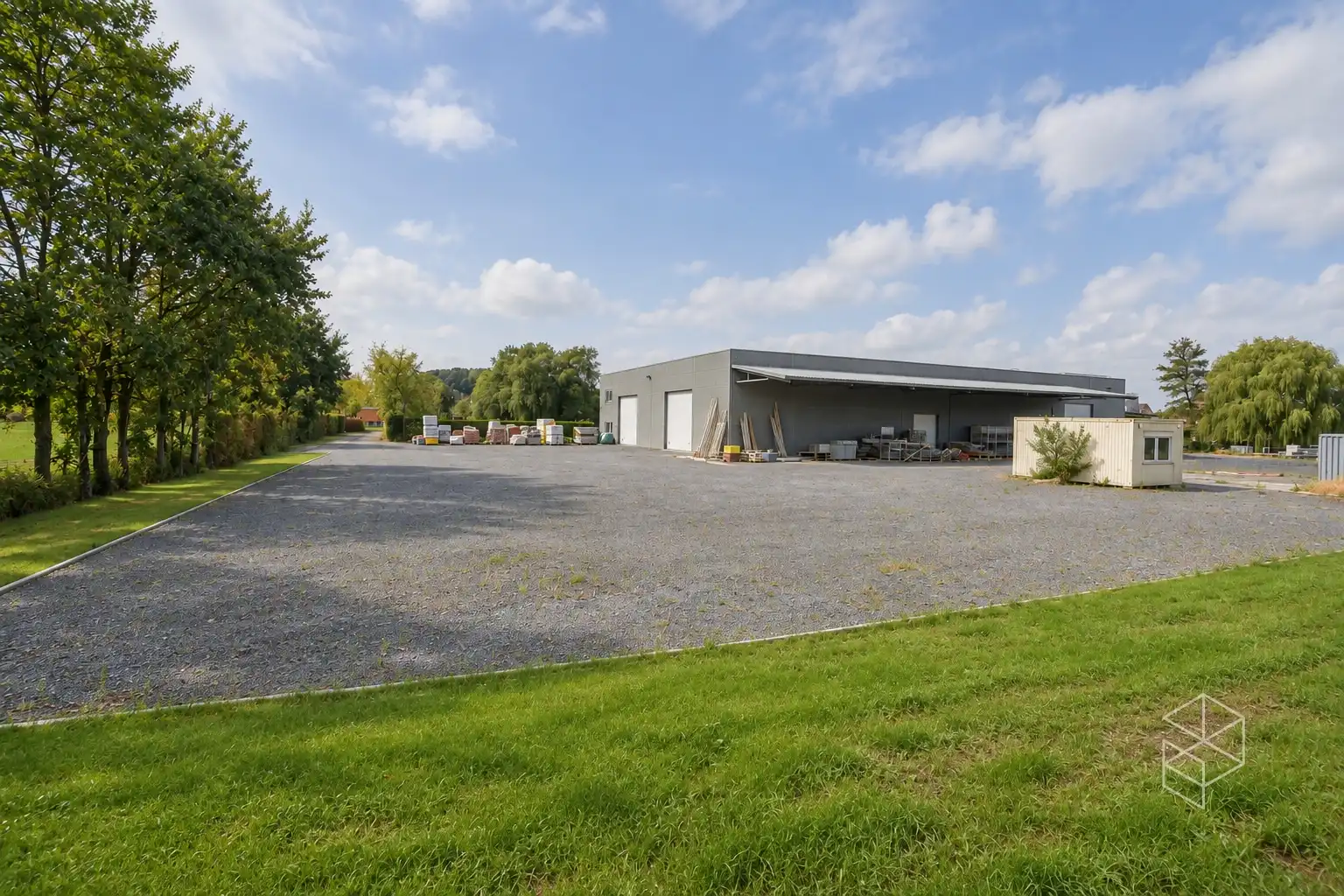 Grote loods met burelen, 3 garages, ruime buitenruimte en woning te koop in Hertsberge foto {{pictureIndex}}