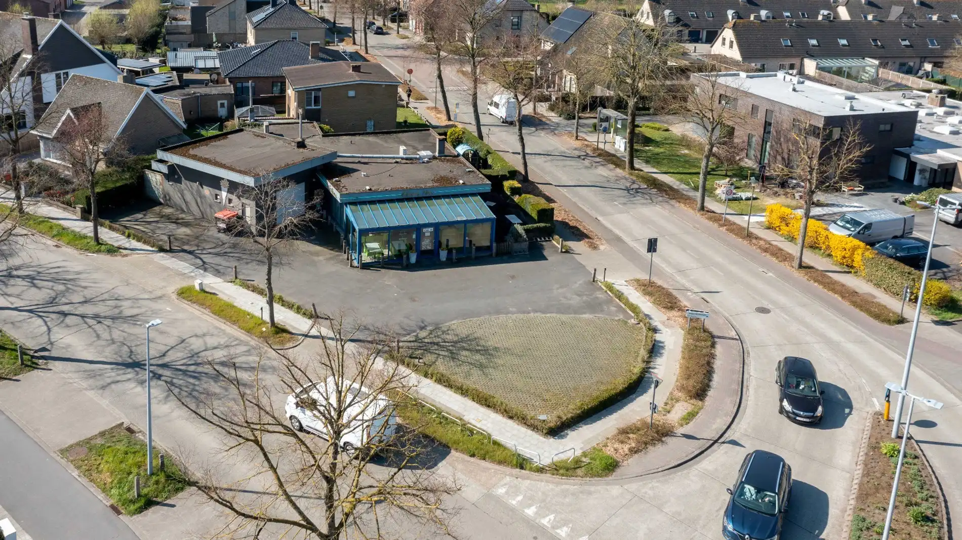 PUUR FRITUUR, uiterst goed gelegen met woonst en parking! foto {{pictureIndex}}