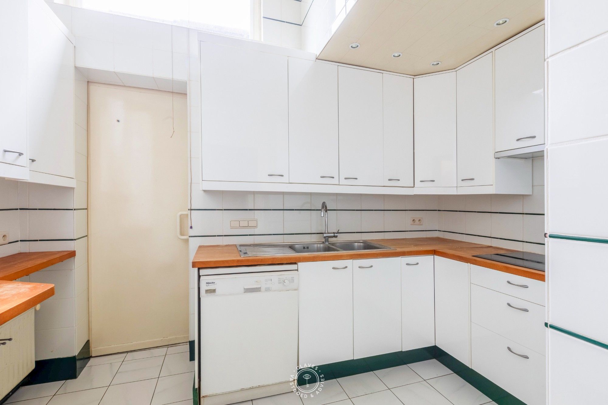 Statig herenhuis met karaktervolle elementen en polyvalent bijgebouw op royaal perceel foto 8