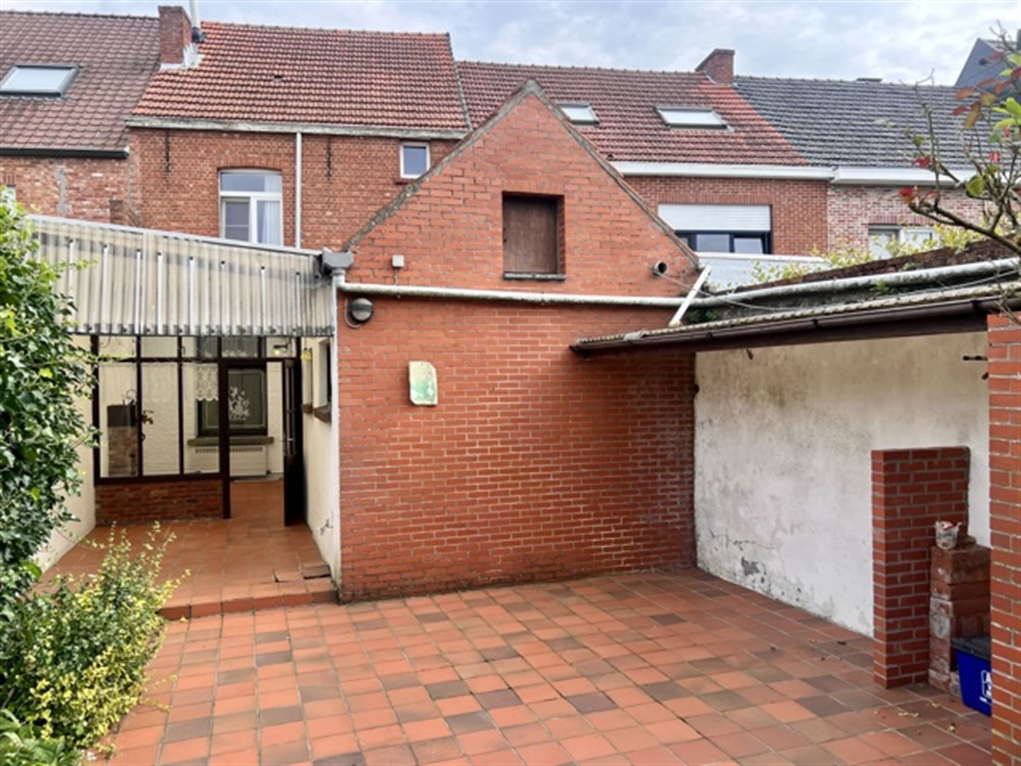 Woning met 4 a 6 Slaapkamers , grote tuin en dubbele carport foto 15