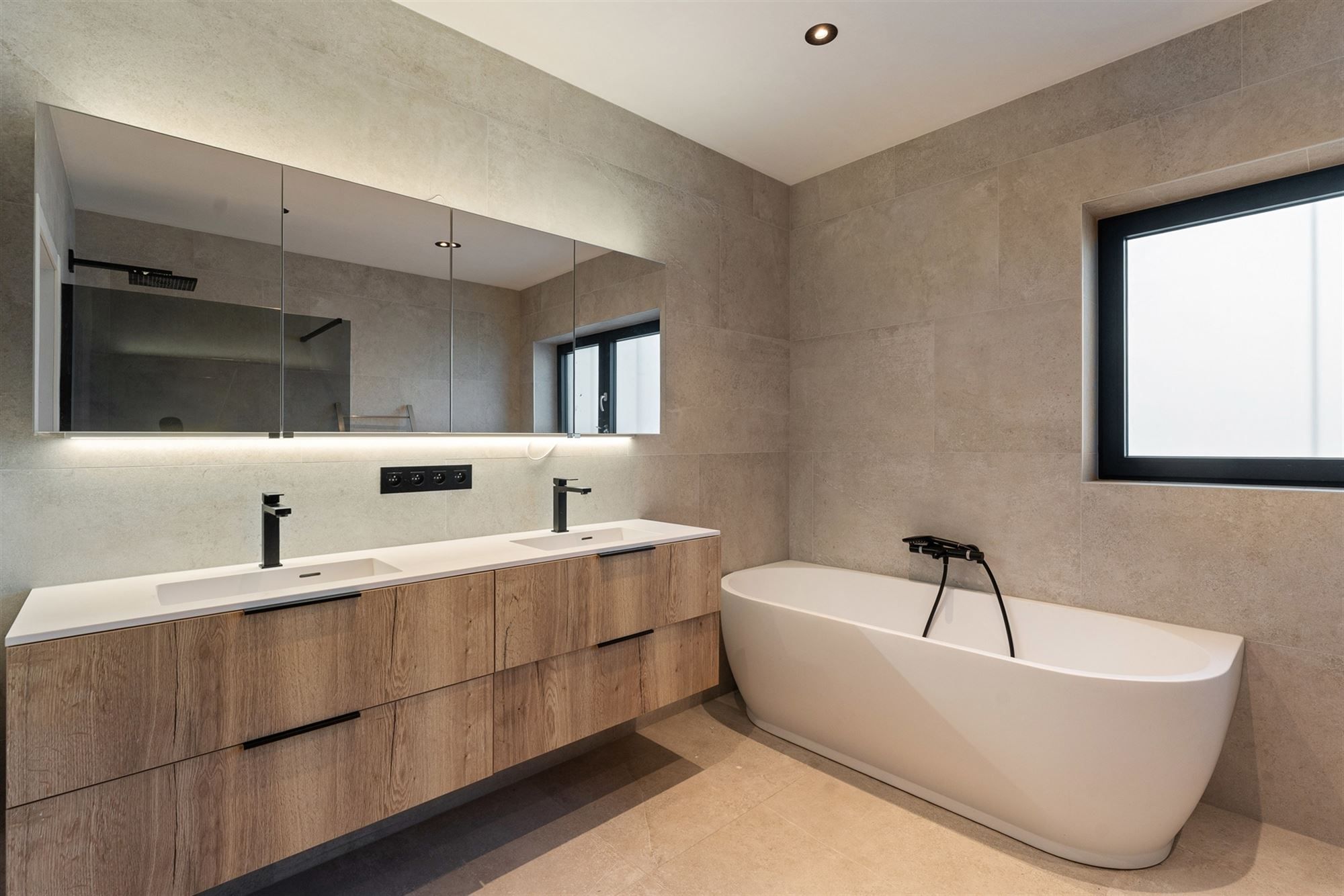 MODERNE EN RECENT GEBOUWDE WONING MET 5 SLAAPKAMERS OP EEN RUIM PERCEEL VAN 13A46CA TE PAAL foto 17