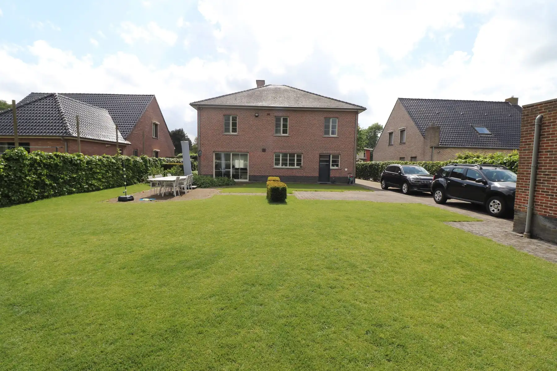 Een prachtige ruime villa met garage en tuin. foto 27