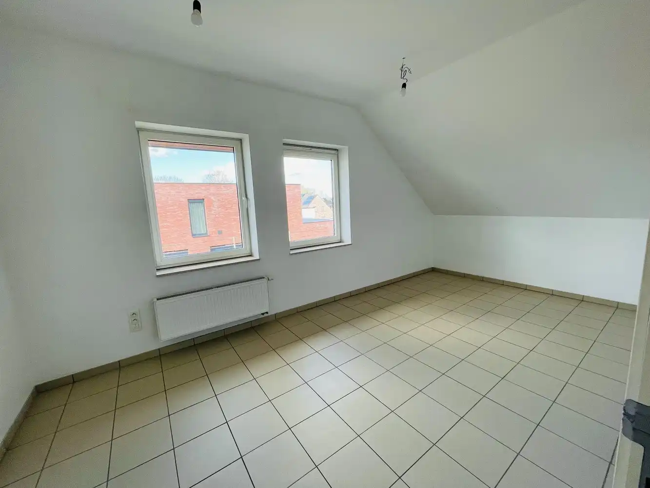 Waardamme , rustige residentiële ligging , RECENT  gebouwde LICHTRIJKE ENERGIEZUINIGE woning met 3 slaapkamers, oprit, tuin en garage. foto 12