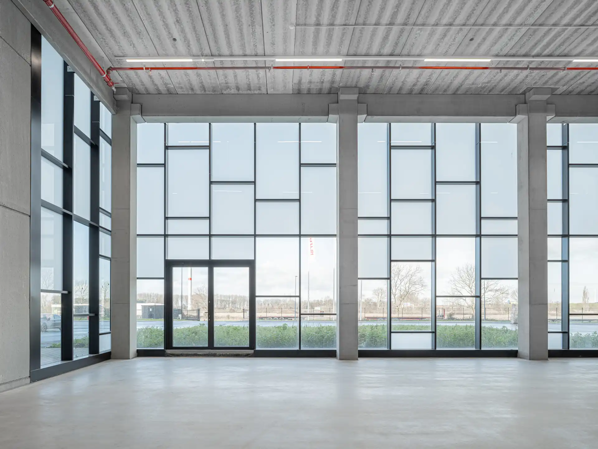 Magazijn met mezzanine en kantoor te huur foto 7