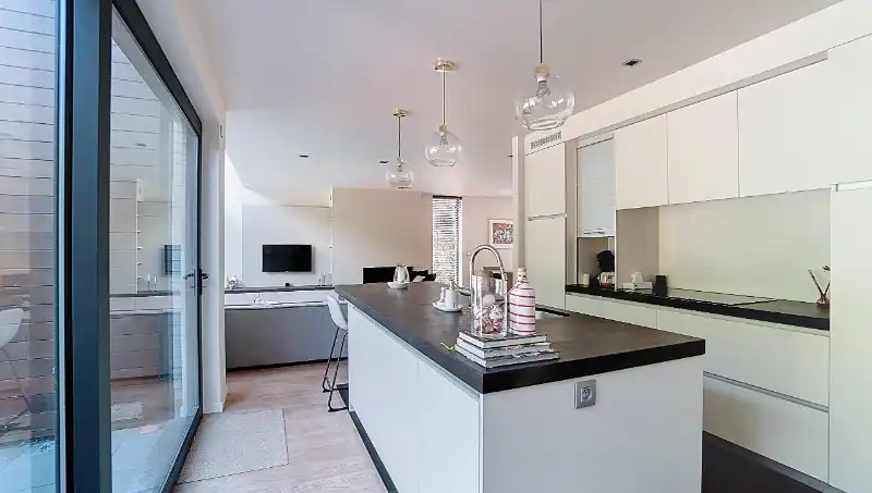 Moderne villa van 230m² op 14a08ca met openluchtzwembad foto 8