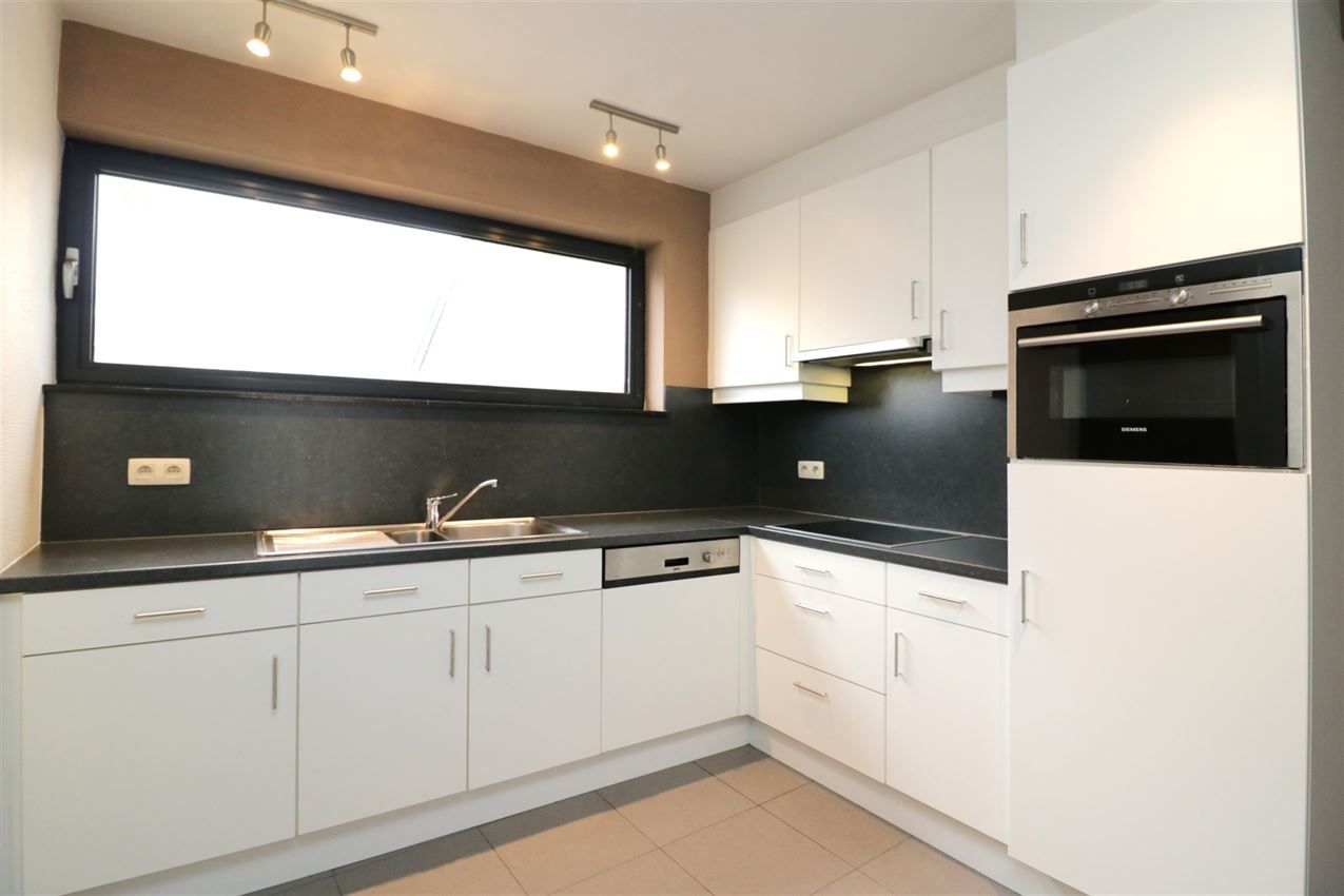 Duplex-appartement met 2 slpk., terras, autostaanplaats in centrum foto 10