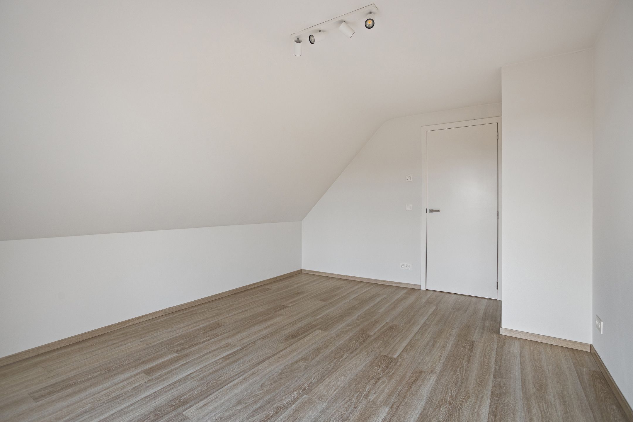 BEN woning met 4 slaapkamers, 2 badkamers, tuin & kelder foto 14