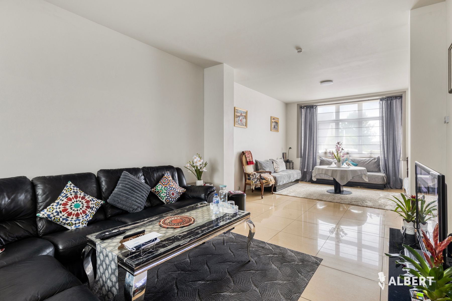 Opgrefriste opbrengsteigendom met 2 appartemente in Roosdaal foto 2